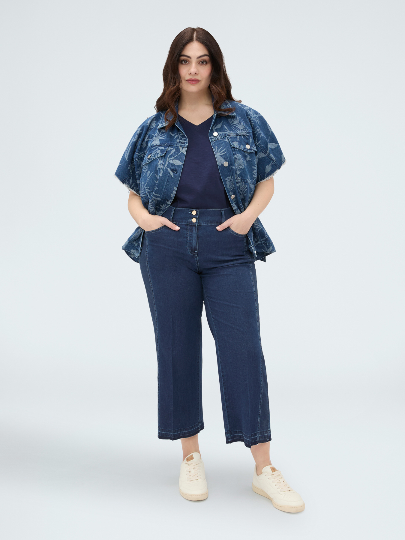 Cropped jeans in lightweight denim image number 3