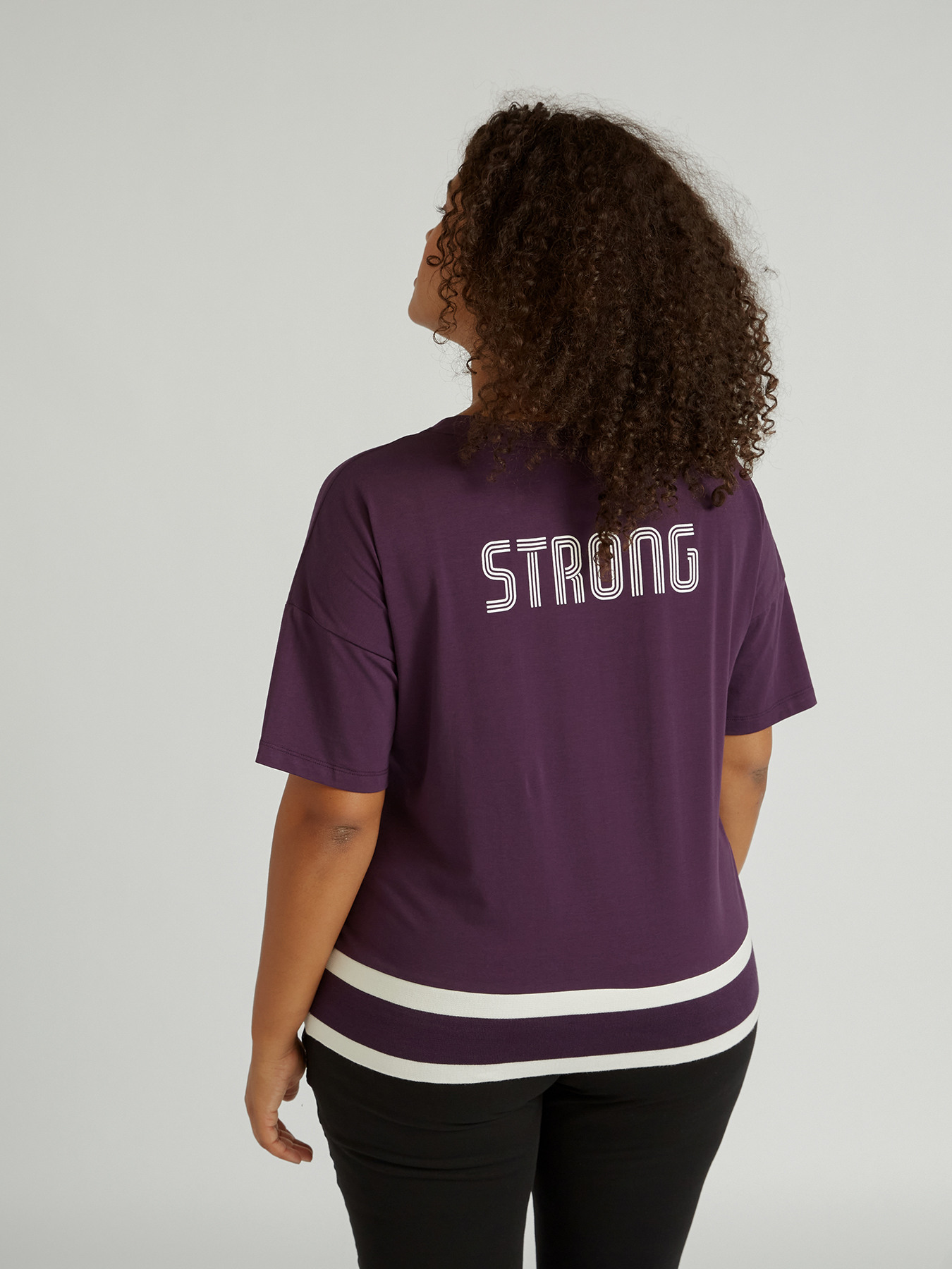 T-shirt con bordo a righe image number 1