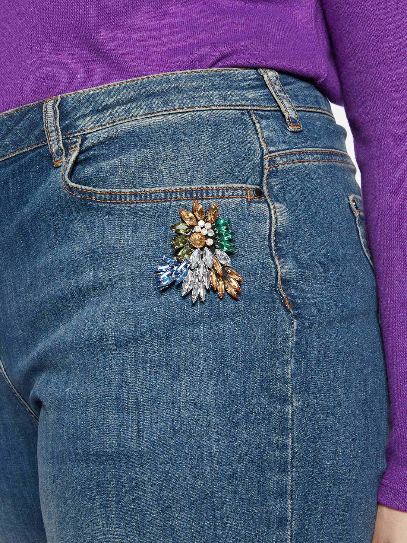 Jean jambe large avec broche image number 2