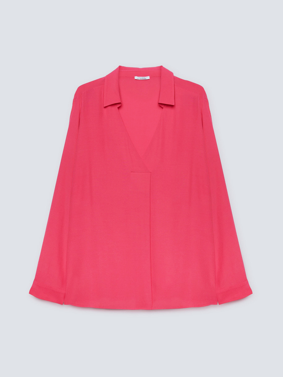 Blouse with pleat in crepe fabric
