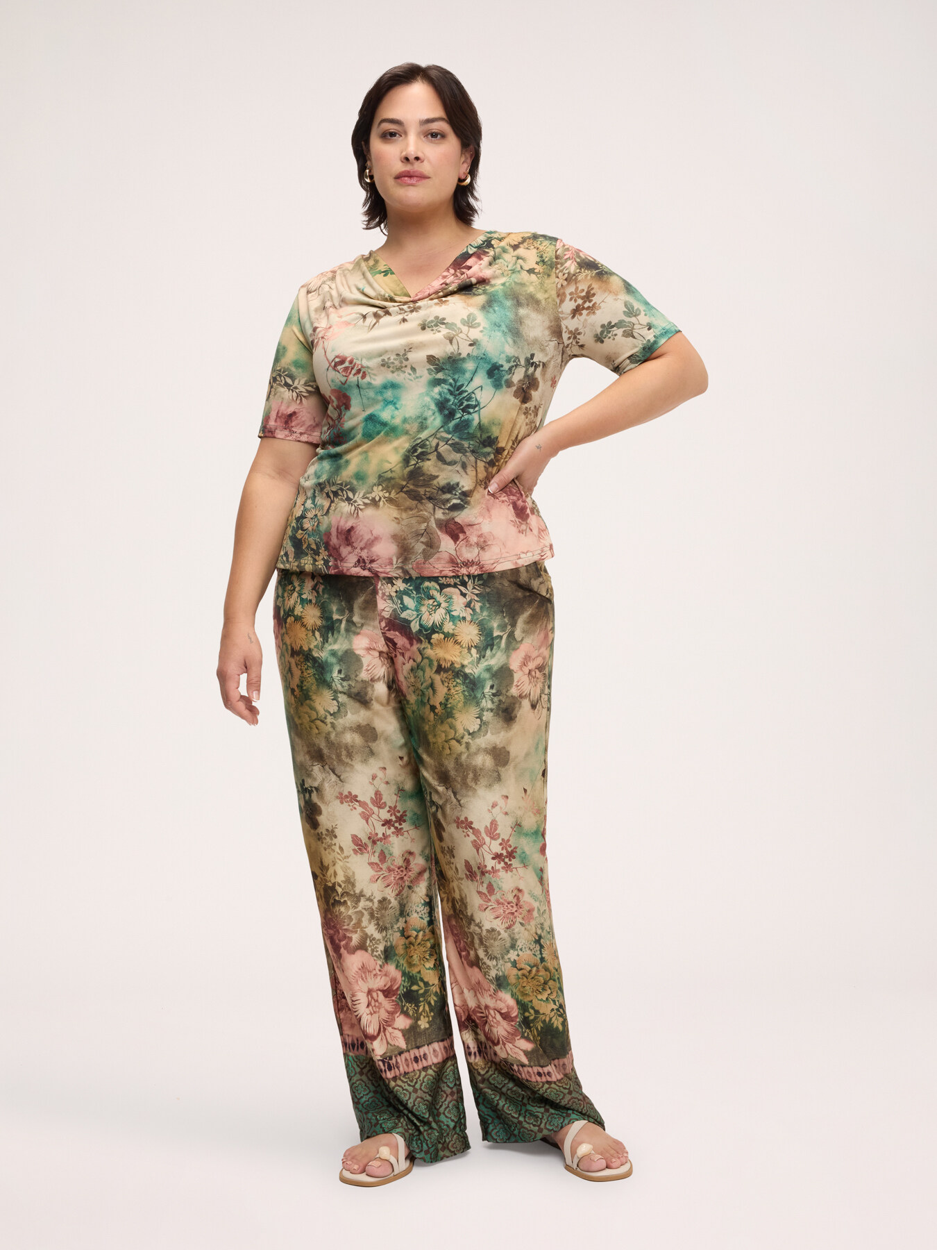 Jersey t-shirt with print and soft neckline image number 4