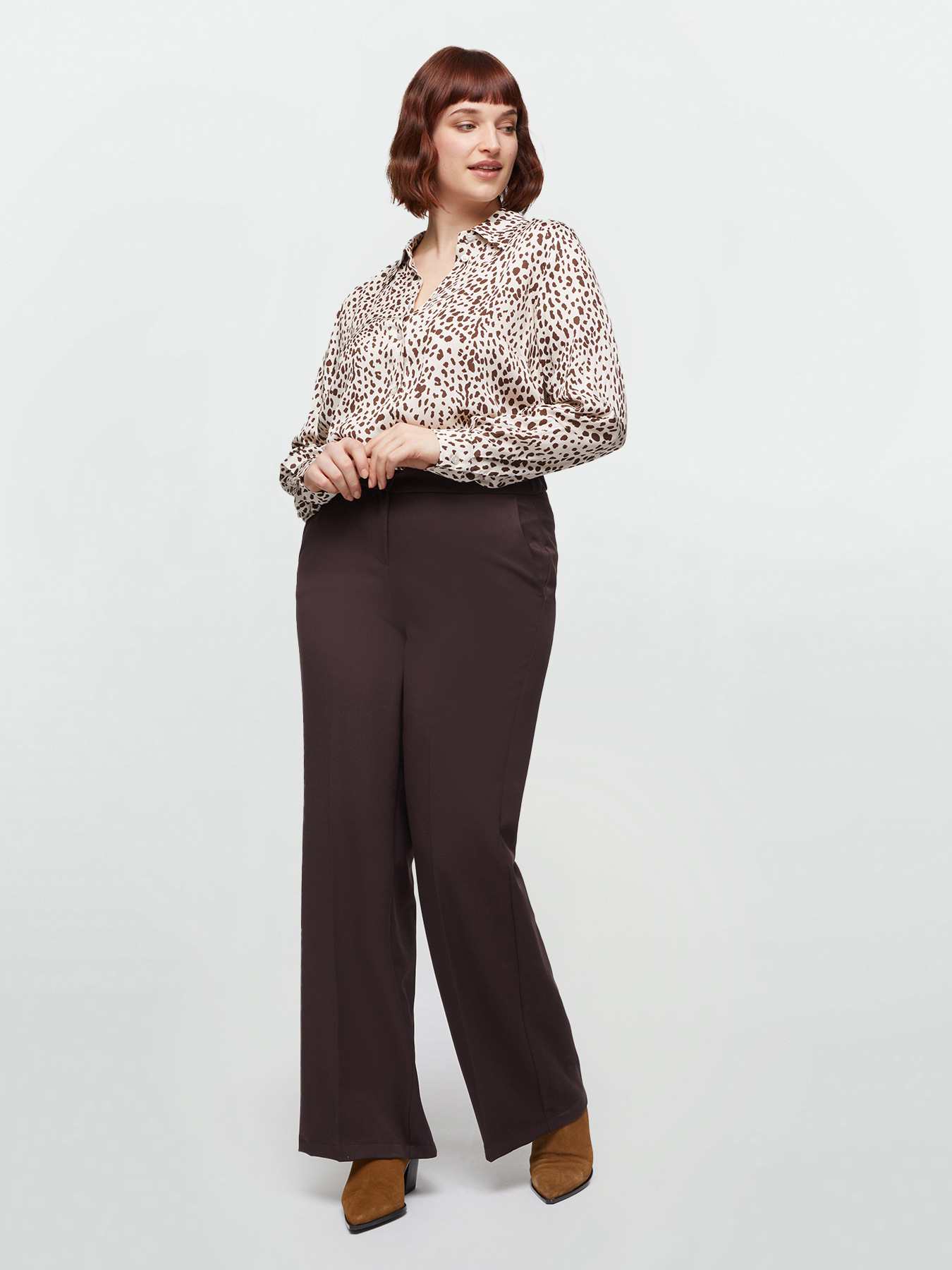 Straight trousers with slant pockets image number 2