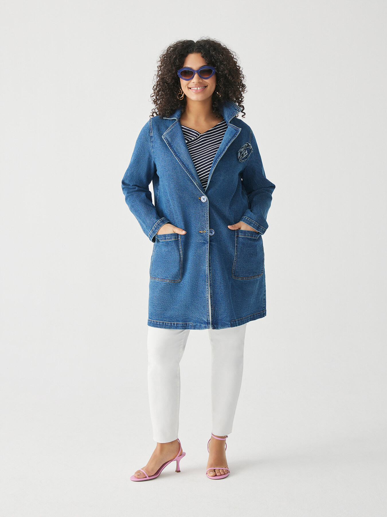 Denim trench coat with brooch image number 0