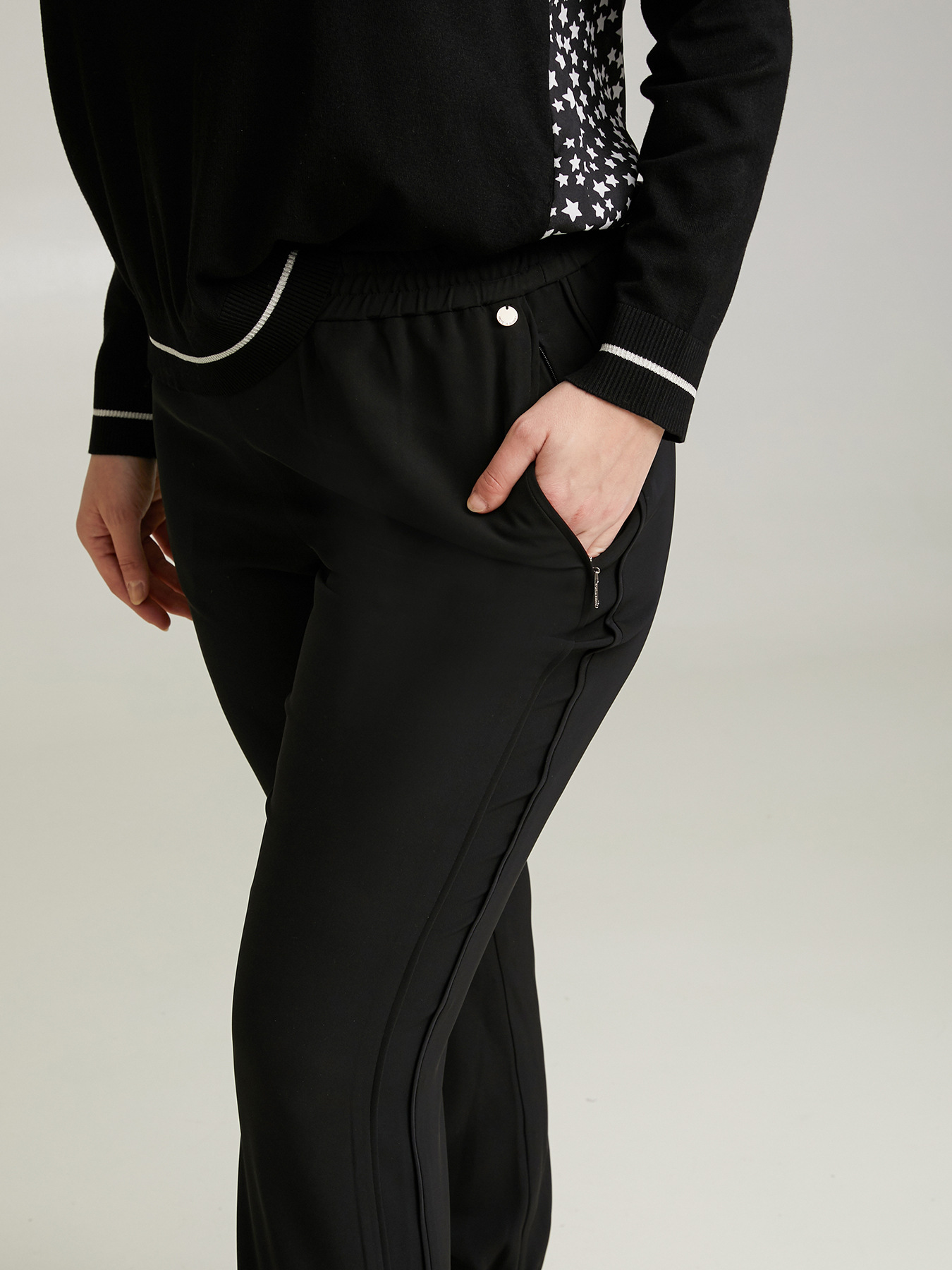 Pantaloni joggers image number 2