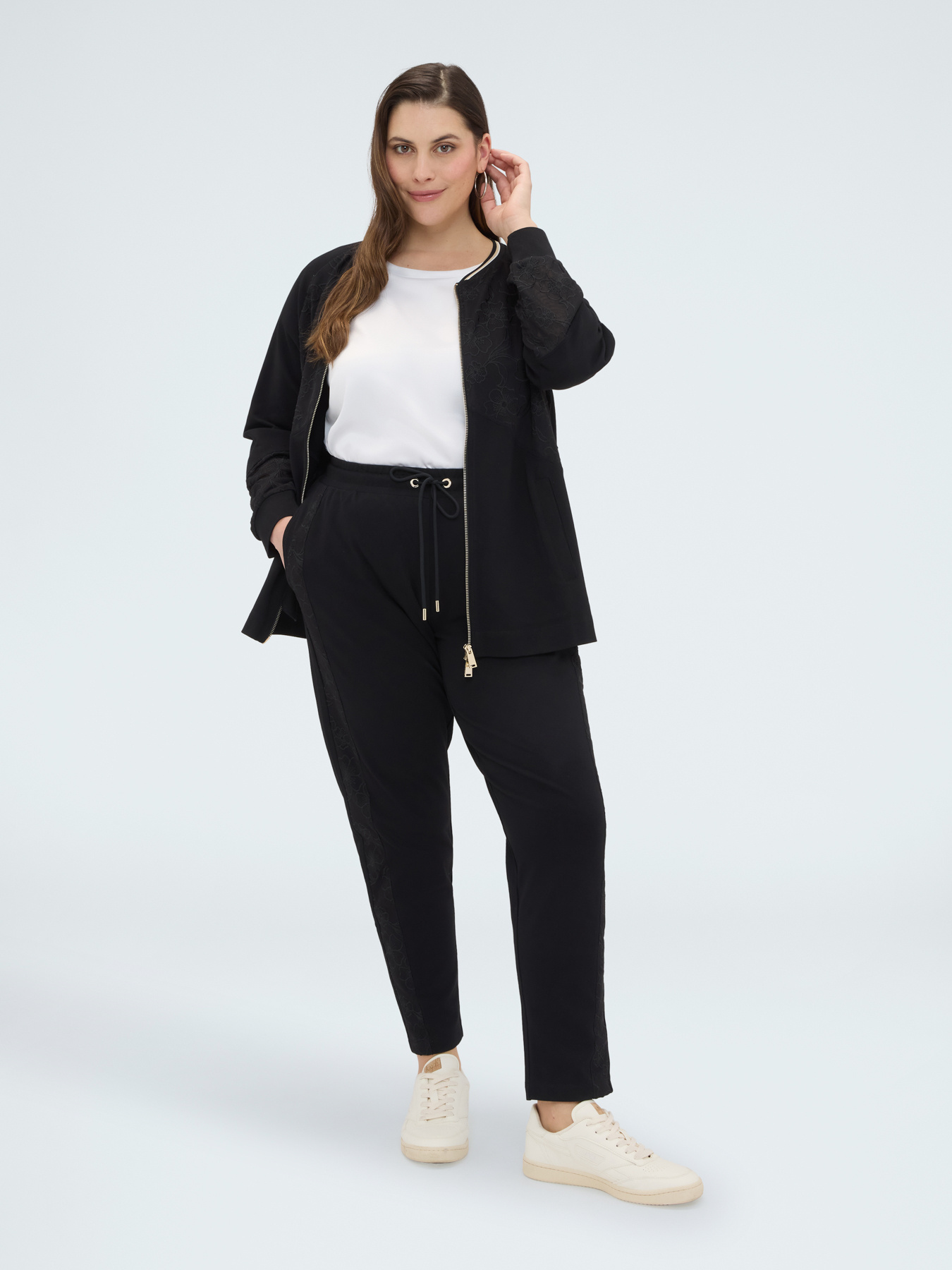 Jogginghose aus Baumwolle mit seitlichen Streifen image number 0