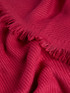 Fuchsiafarbener Schal mit diagonalen Streifen image number 1