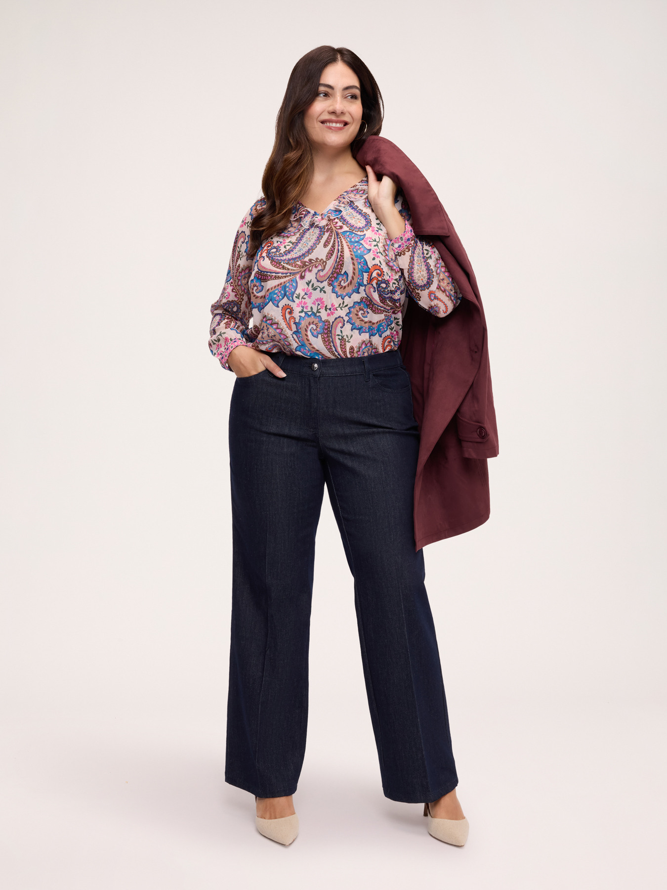 Blusa con estampado y volante en georgette image number 2