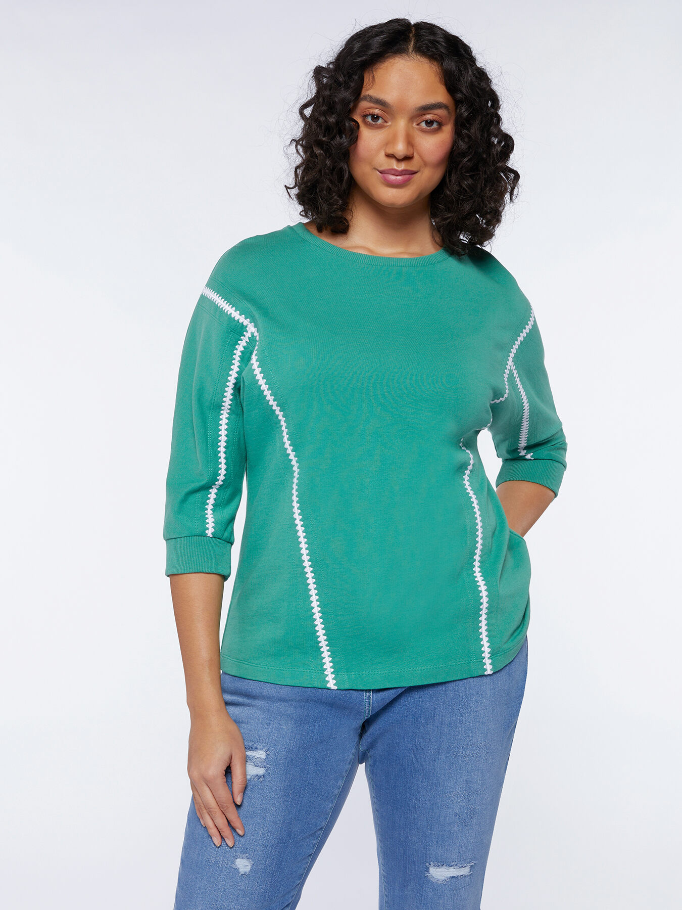 Sudadera con bordados image number 2