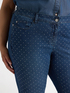 Cropped-Jeans mit kleinen Nieten image number 3