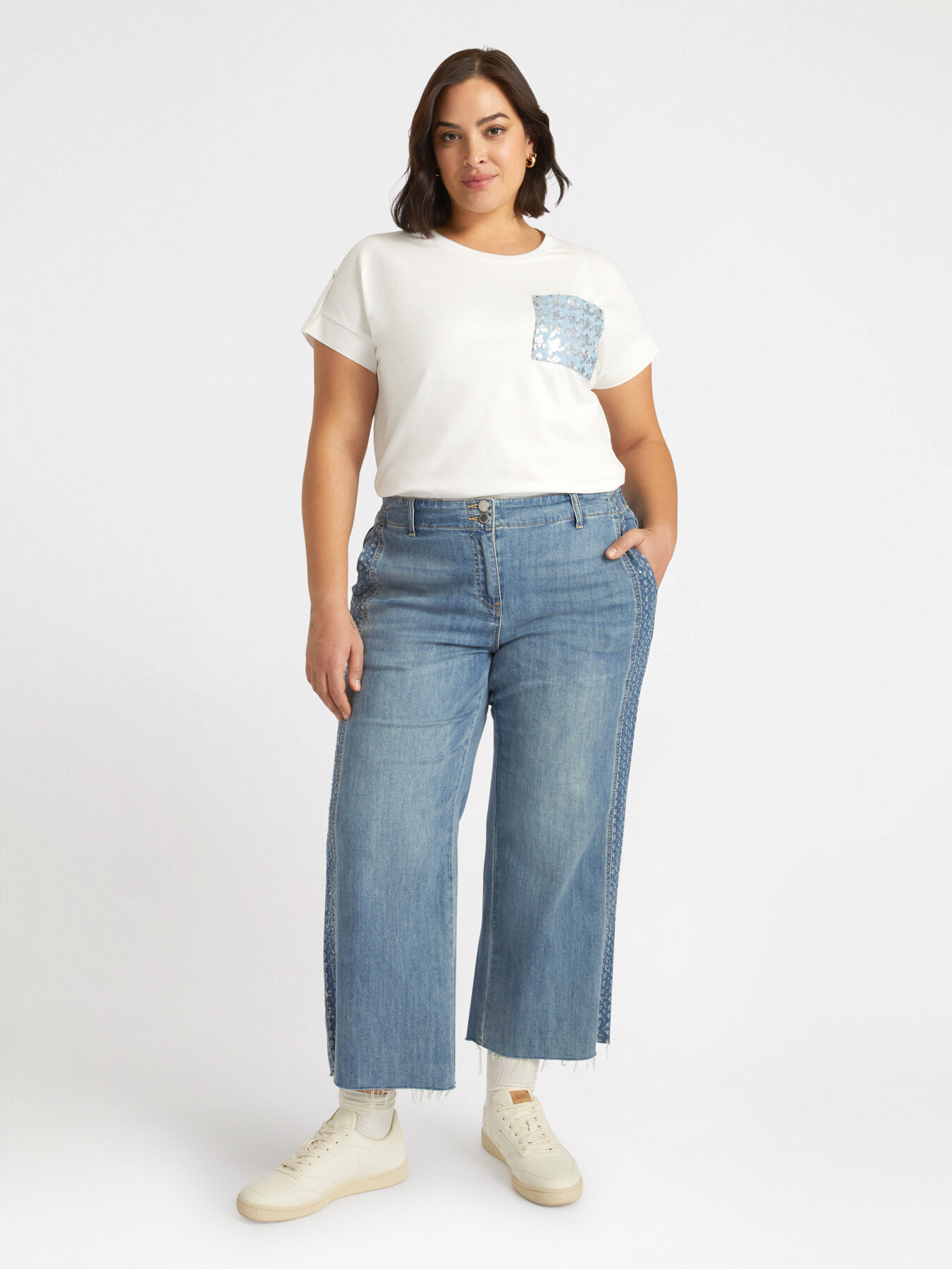 Camiseta con bolsillo en denim bordado con lentejuelas image number 3