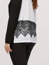 T-shirt bicolore avec dentelle dans le dos image number 2