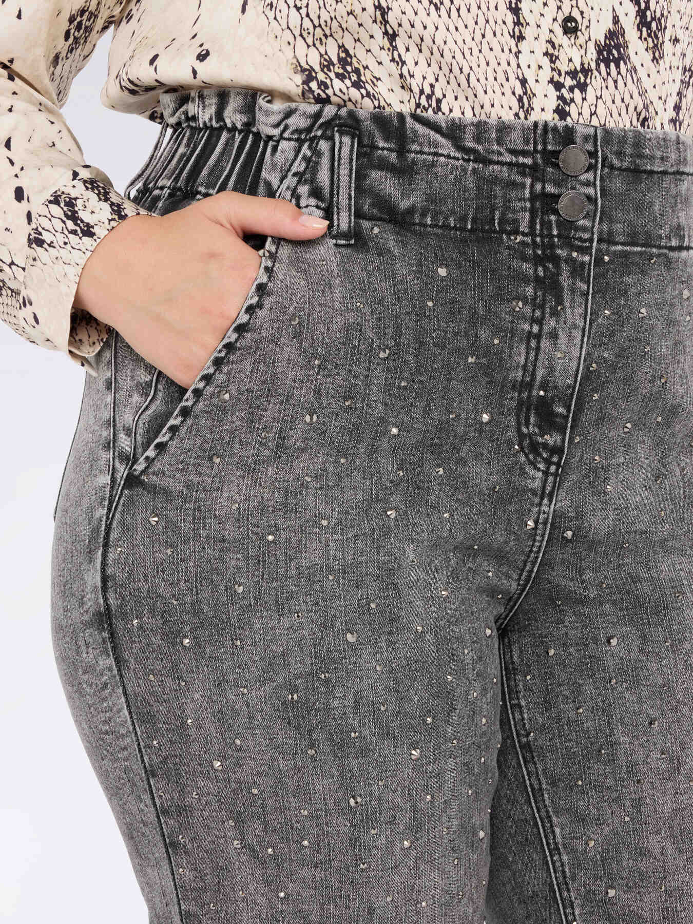 Jeans balloon effetto used con applicazioni luminose image number 3