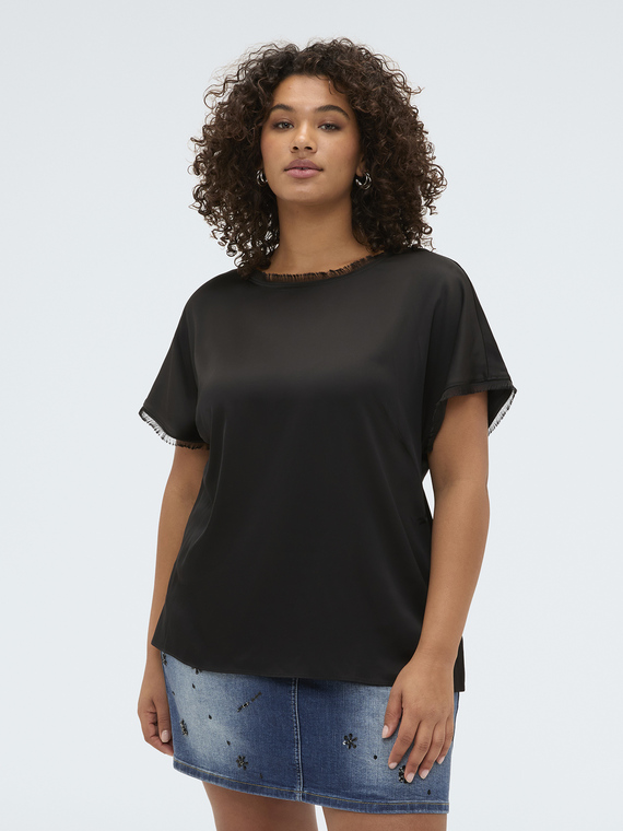Top en satin avec d&eacute;tails effiloch&eacute;s