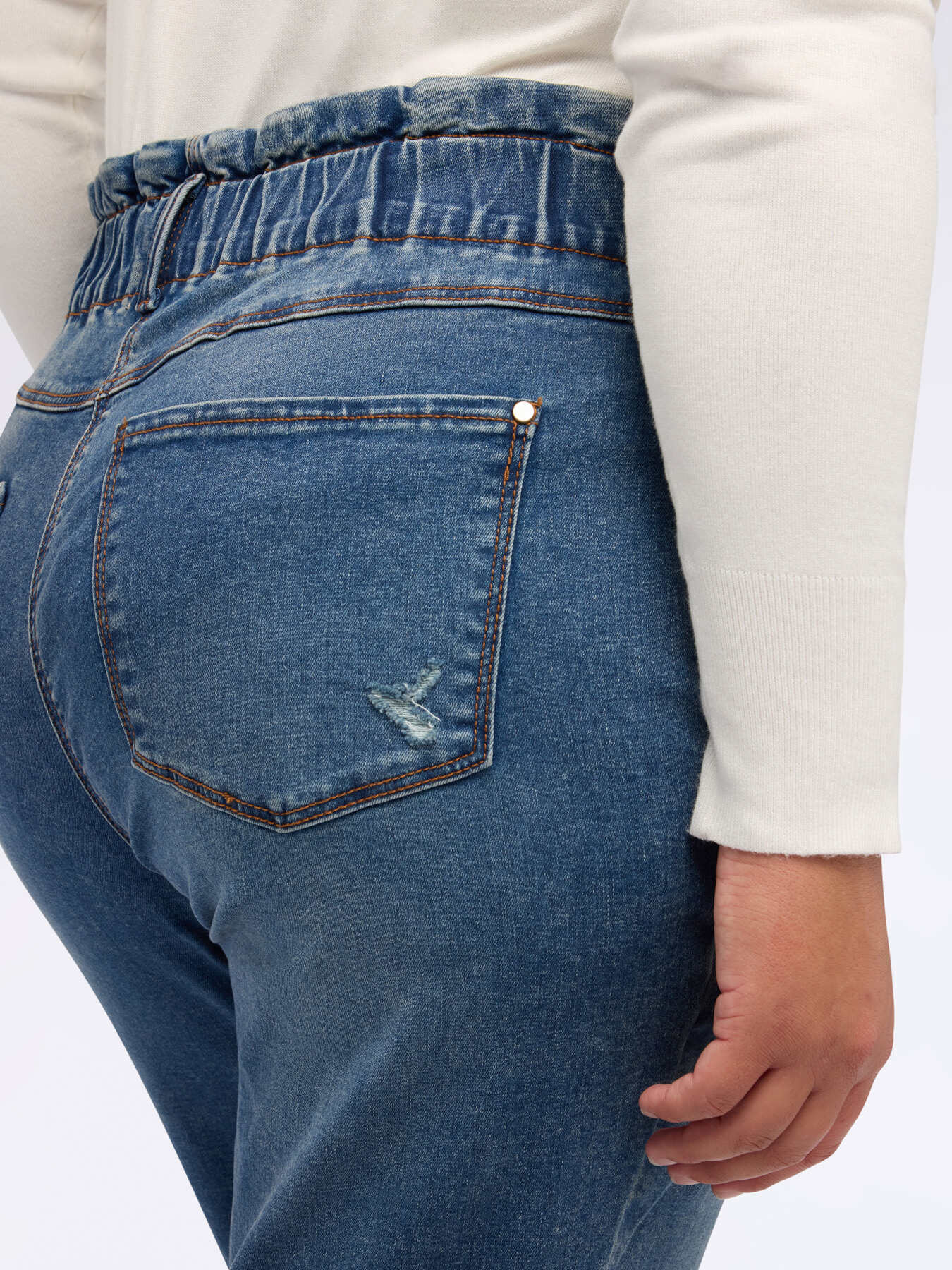 Balloon-Jeans mit kleinen Rissen image number 2
