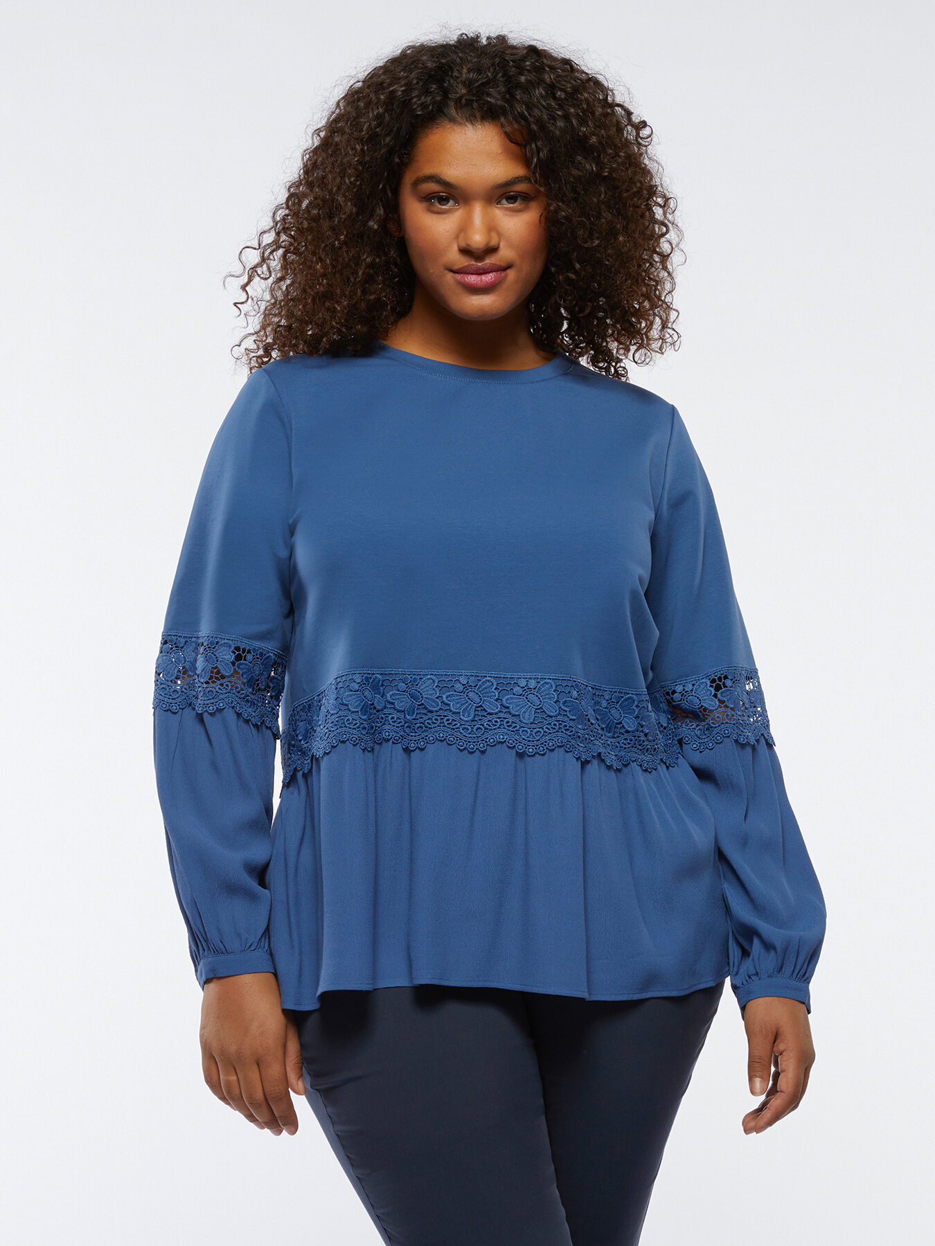 T-shirt with macram&eacute; borders image number 2