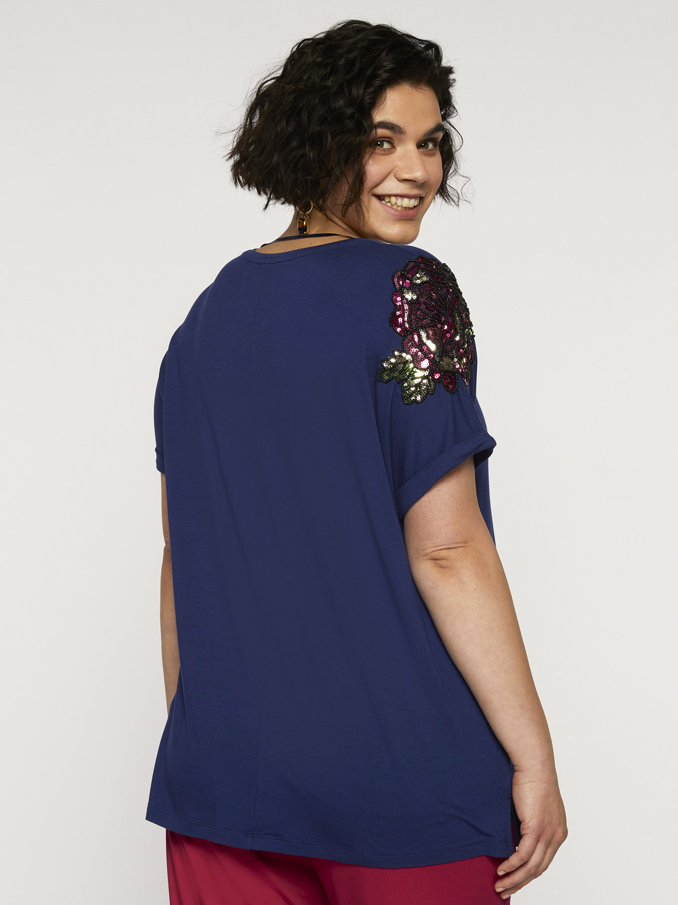 T-shirt avec broderie florale image number 1