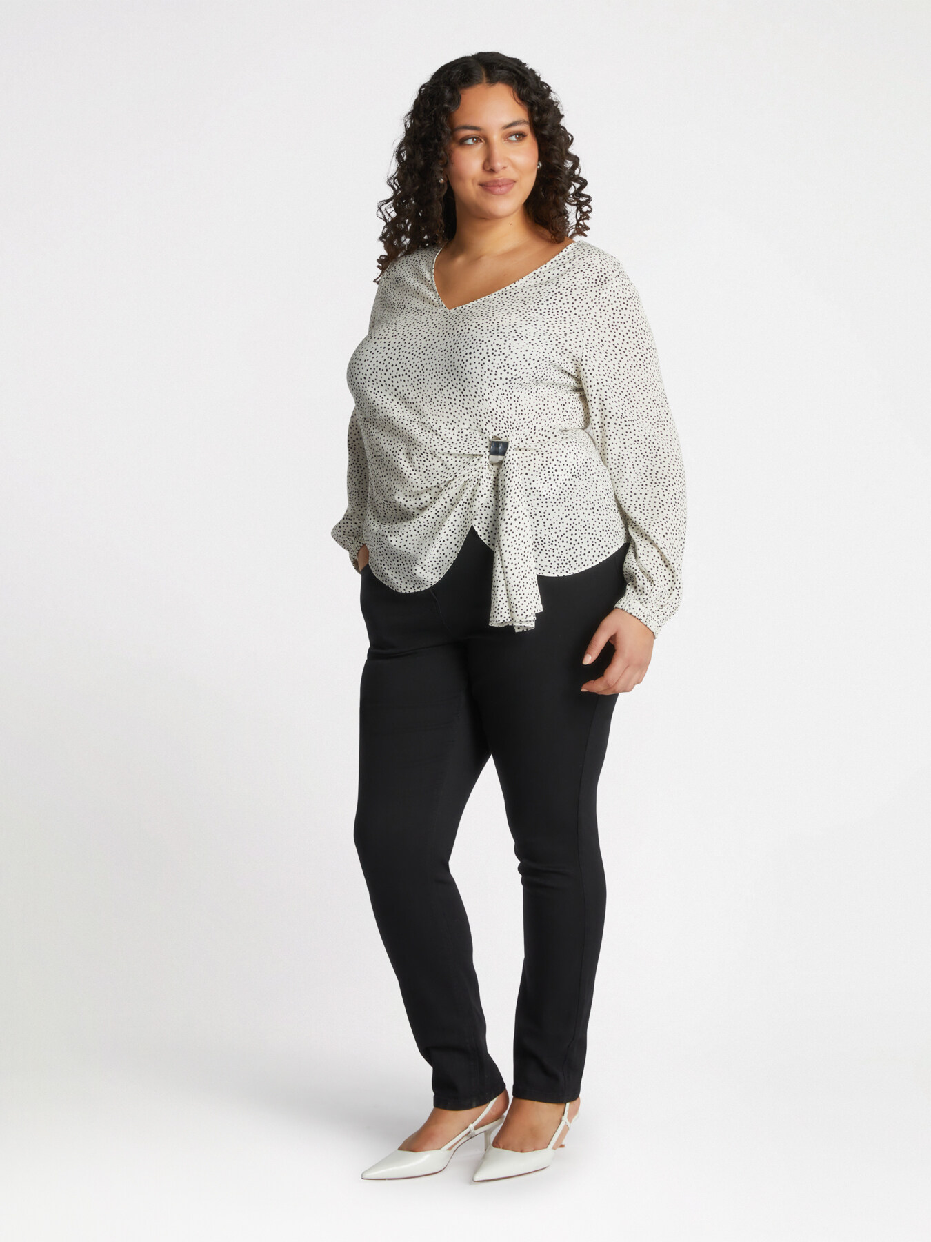 Blusa a pois con pieghe sul fianco image number 2