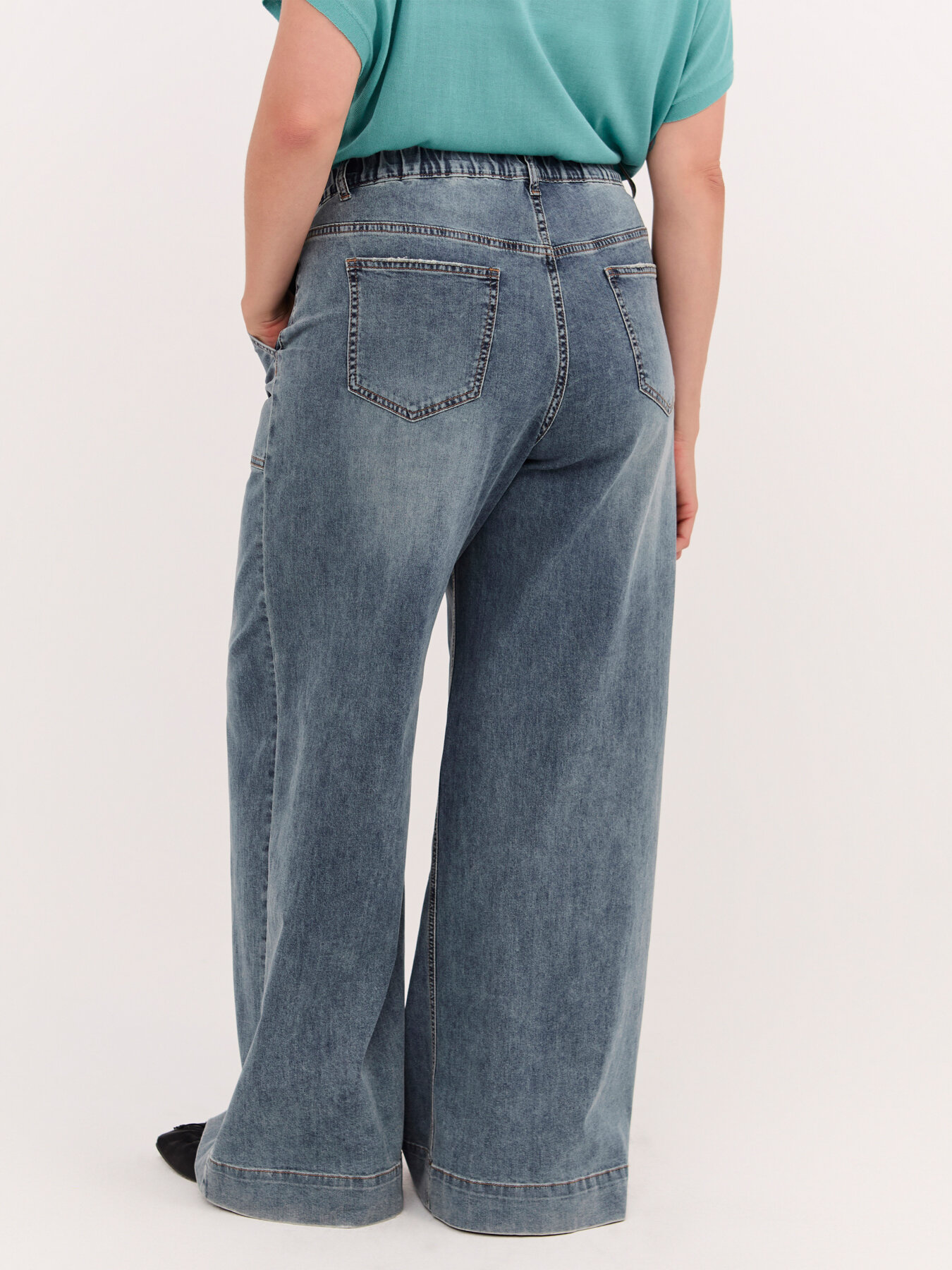 Jeans mit weitem Bein und Maxi-Taschen image number 1