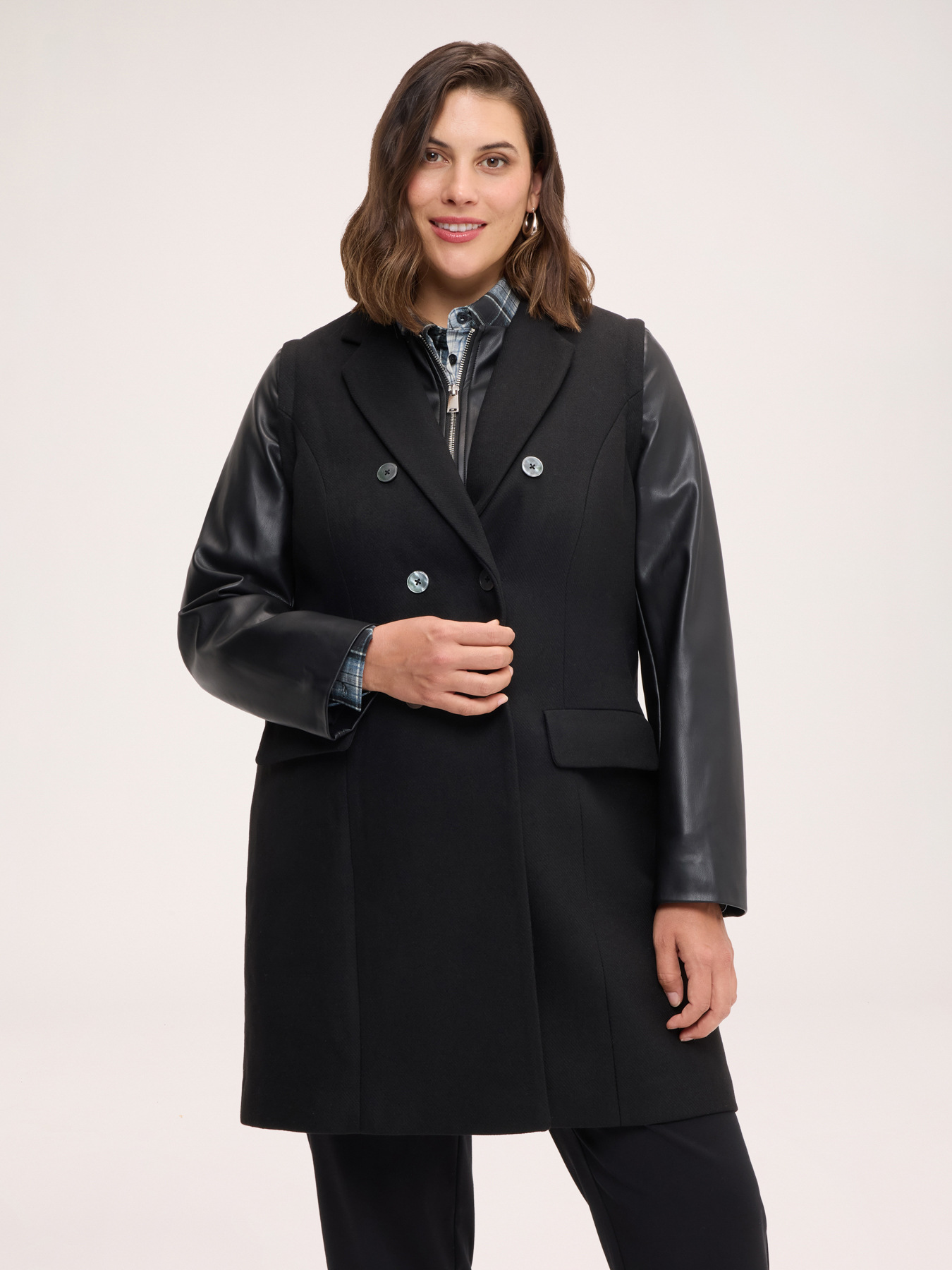 Manteau en laine m&eacute;lang&eacute;e avec manches en tissu enduit image number 3