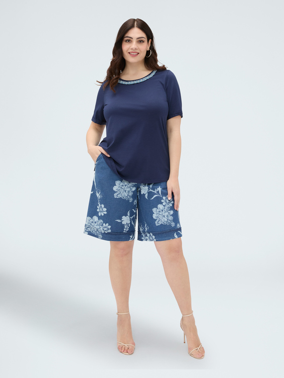 Cotton t-shirt with neckline appliqu&eacute;