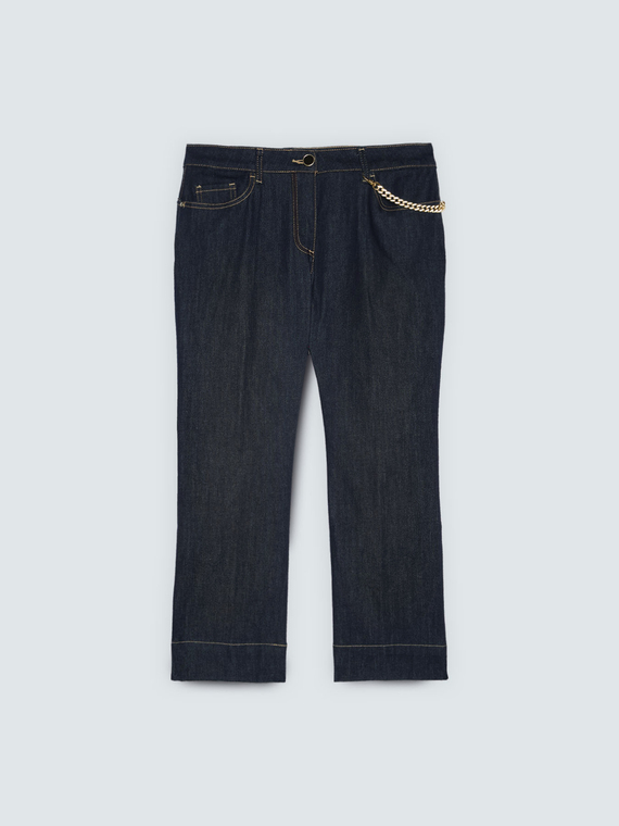 Jeans Kick Flare con cadenita decorativa