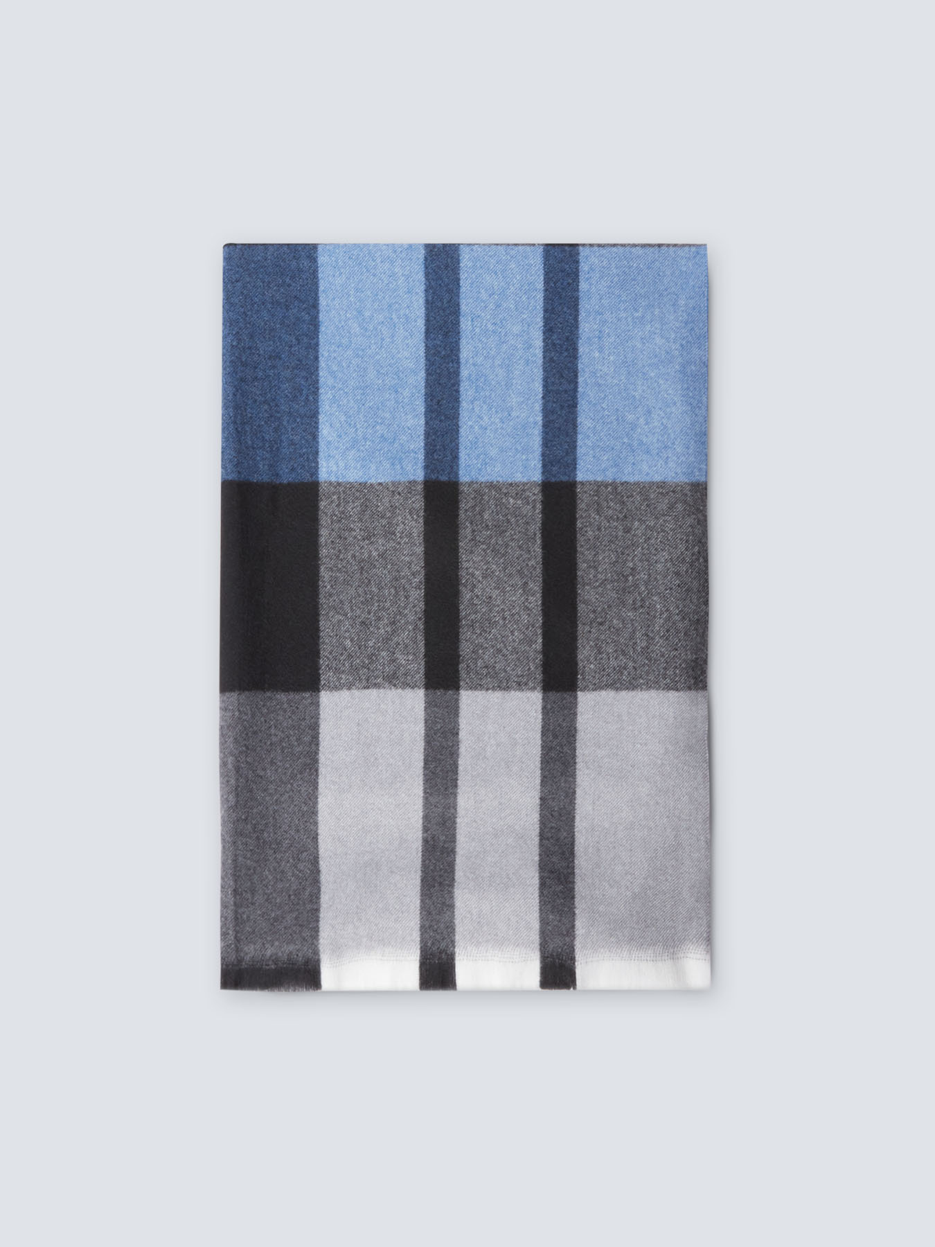 Bufanda de cuadros en tonos azules image number 0