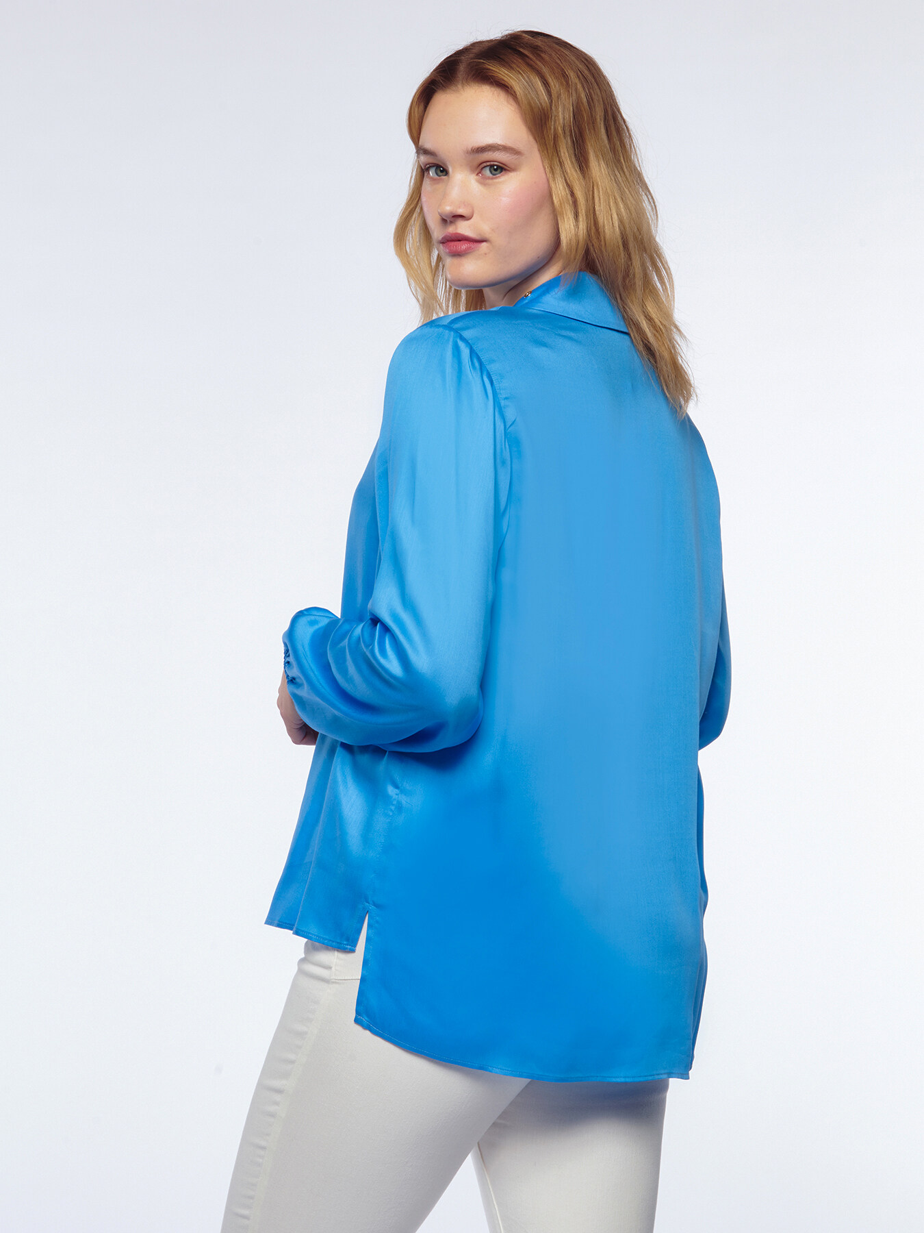 Bluse aus Satin mit besticktem kleinem Kragen image number 1