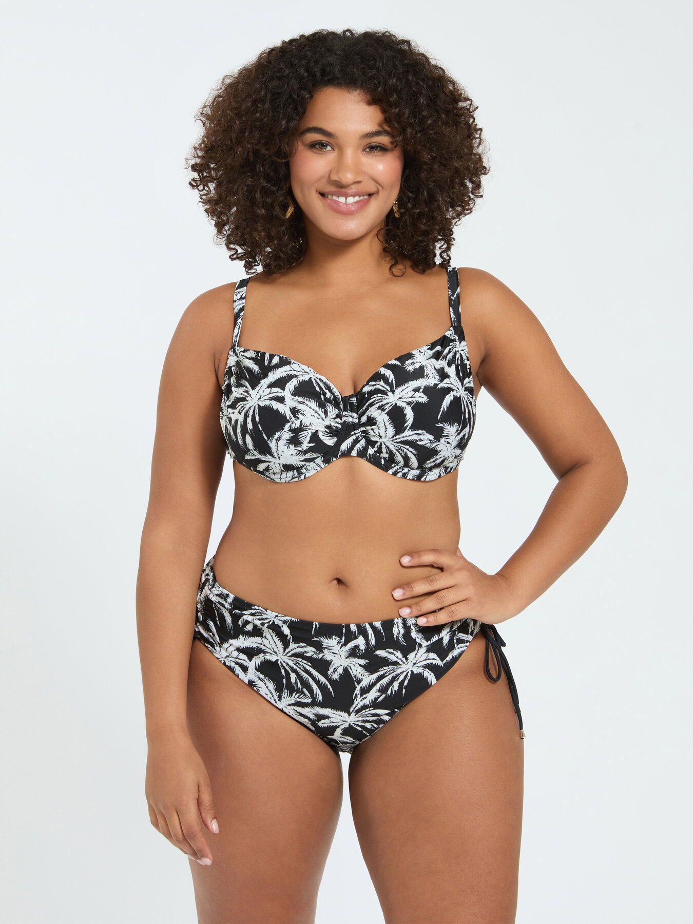 Bikini con stampa tropicale e laccetti image number 0