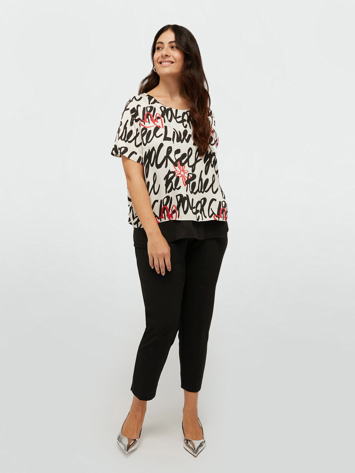 Blusa de raso con logos y corazones image number 3