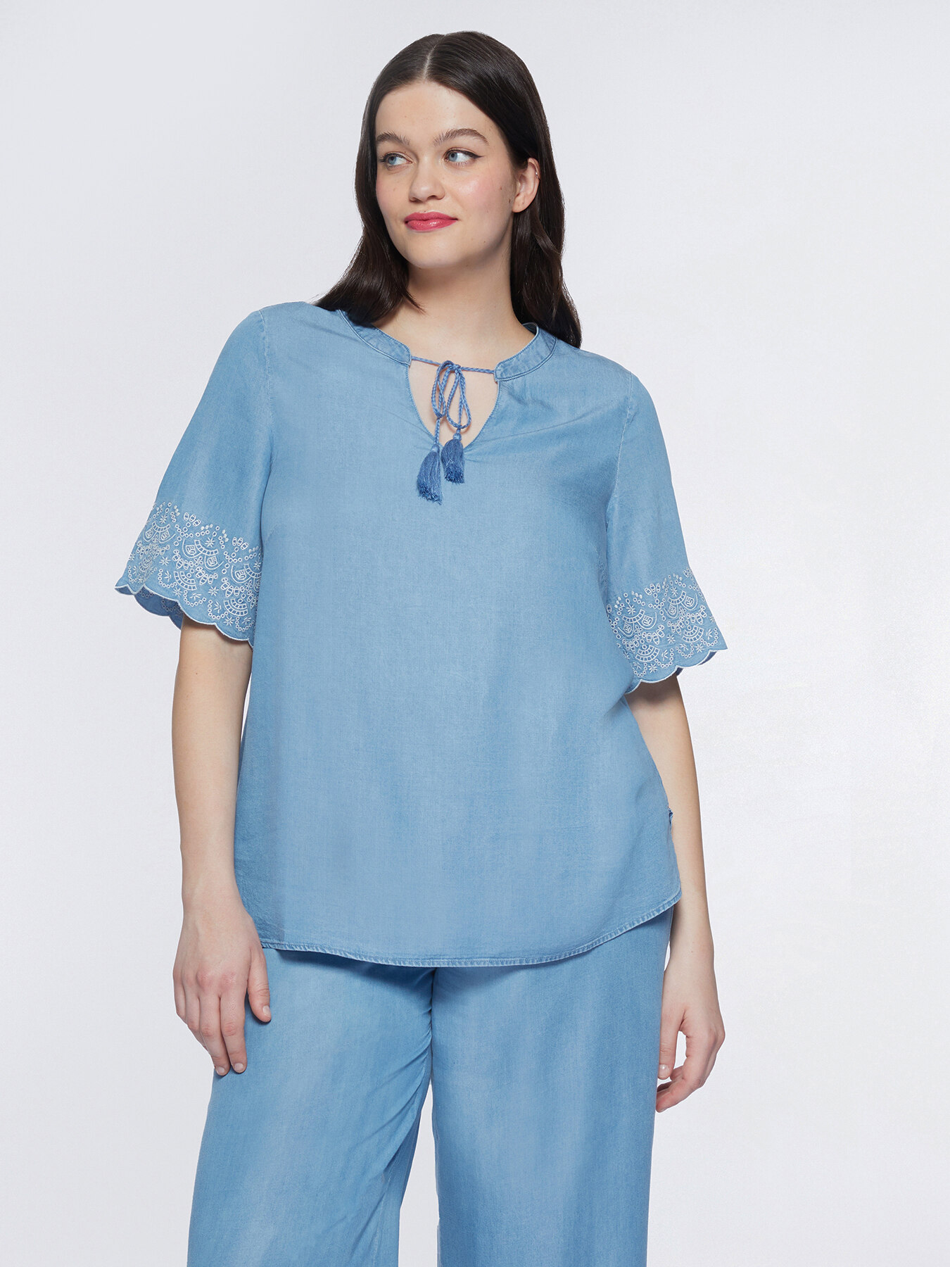 Blouse with strings and lace trims image number 2