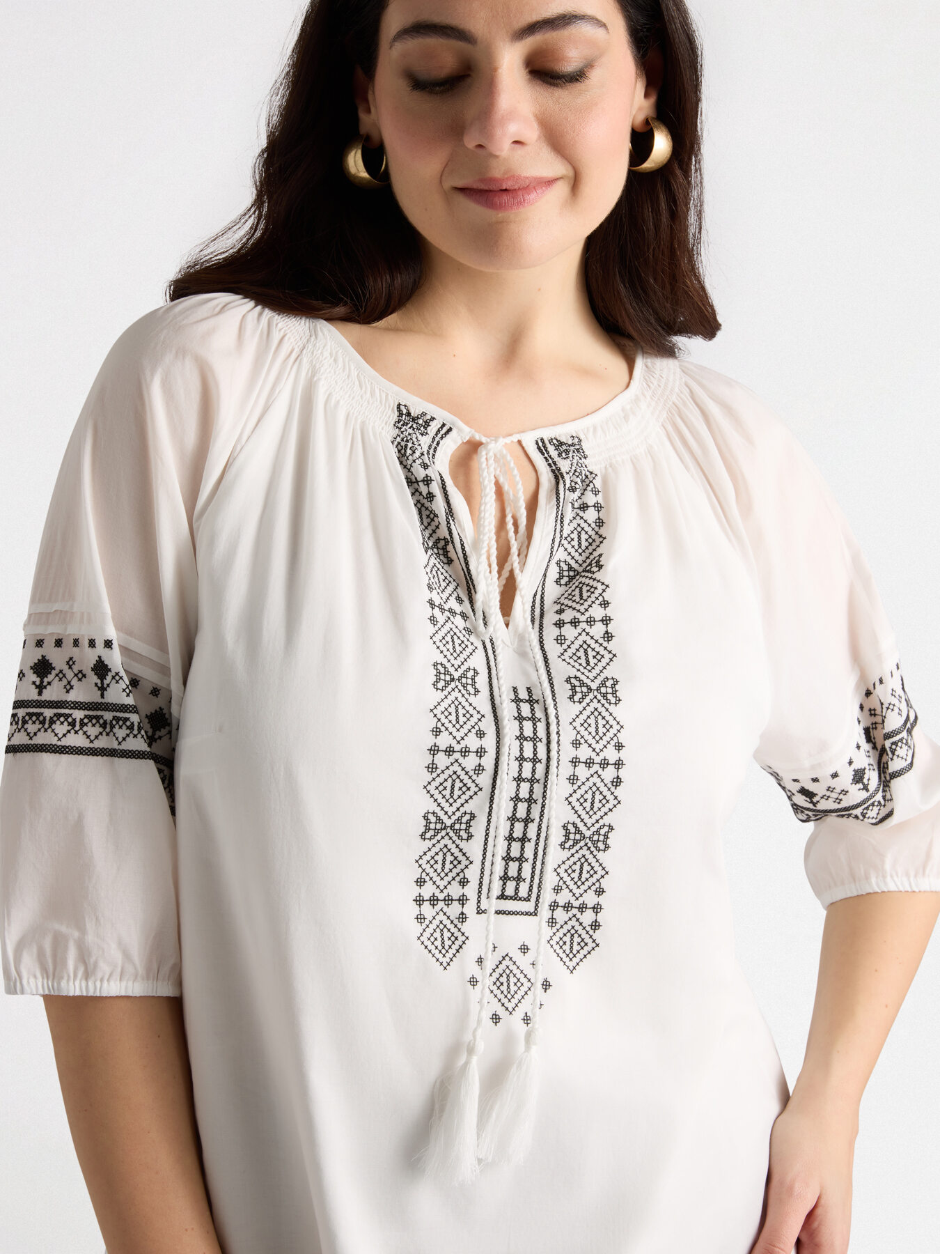 Blusa con ricami etnici image number 3