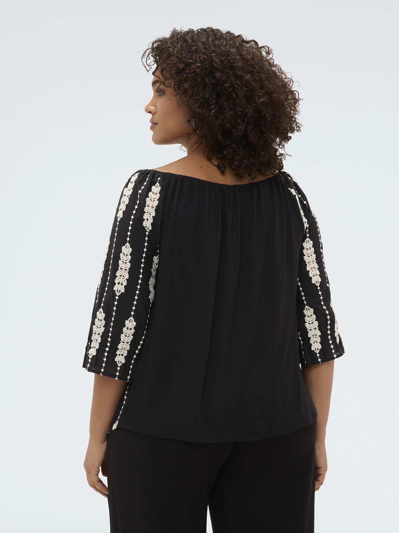 Off-shoulder blouse with embroidery image number 1