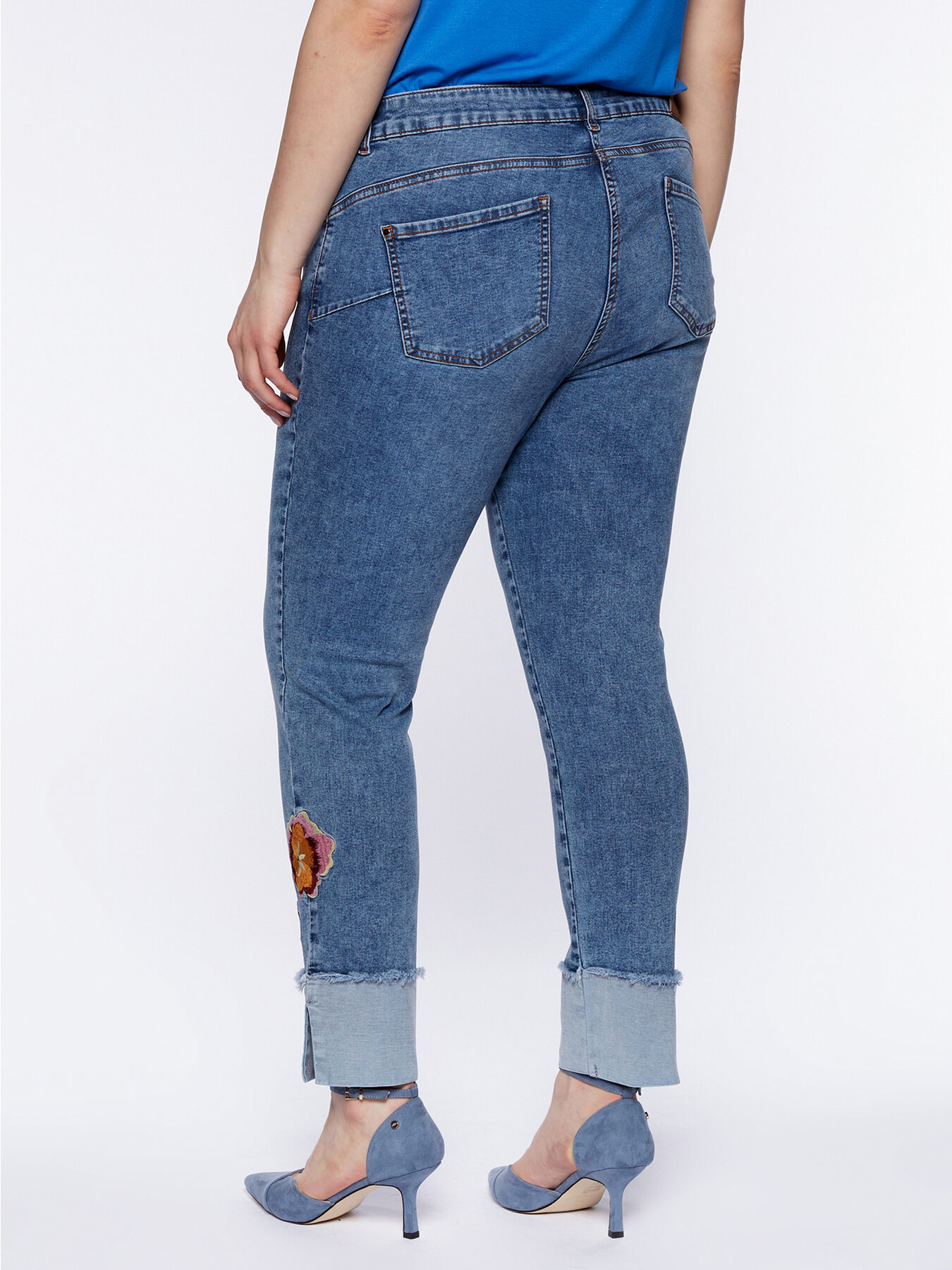 Vaqueros skinny con flores bordadas image number 1