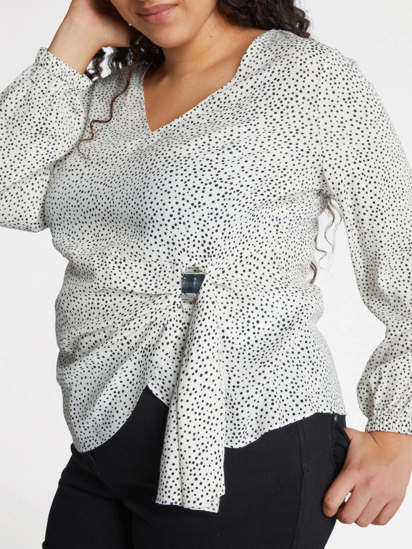 Blusa a pois con pieghe sul fianco image number 3