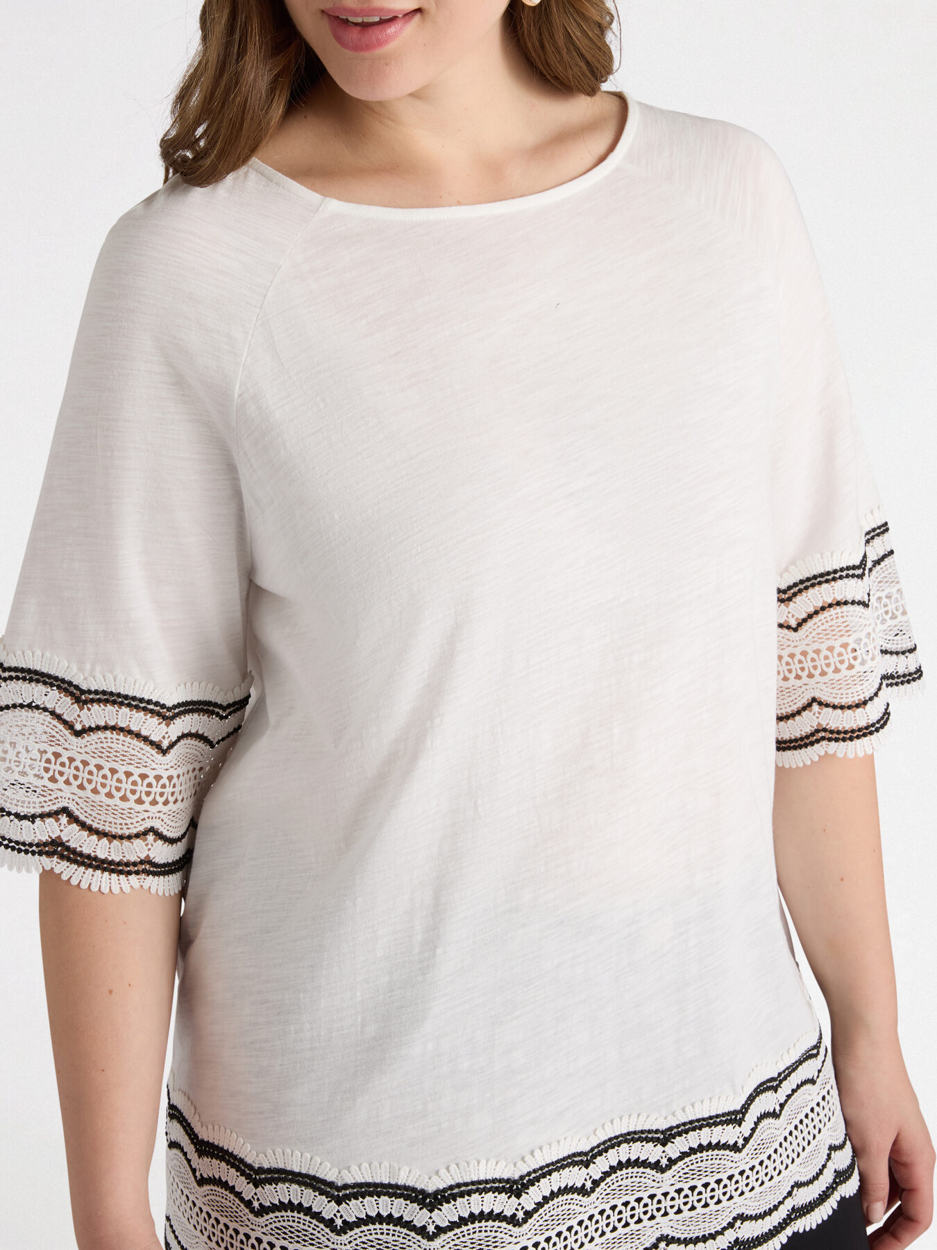 T-shirt with crochet trims image number 3