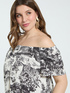Robe off-shoulder &agrave; imprim&eacute; exotique image number 2