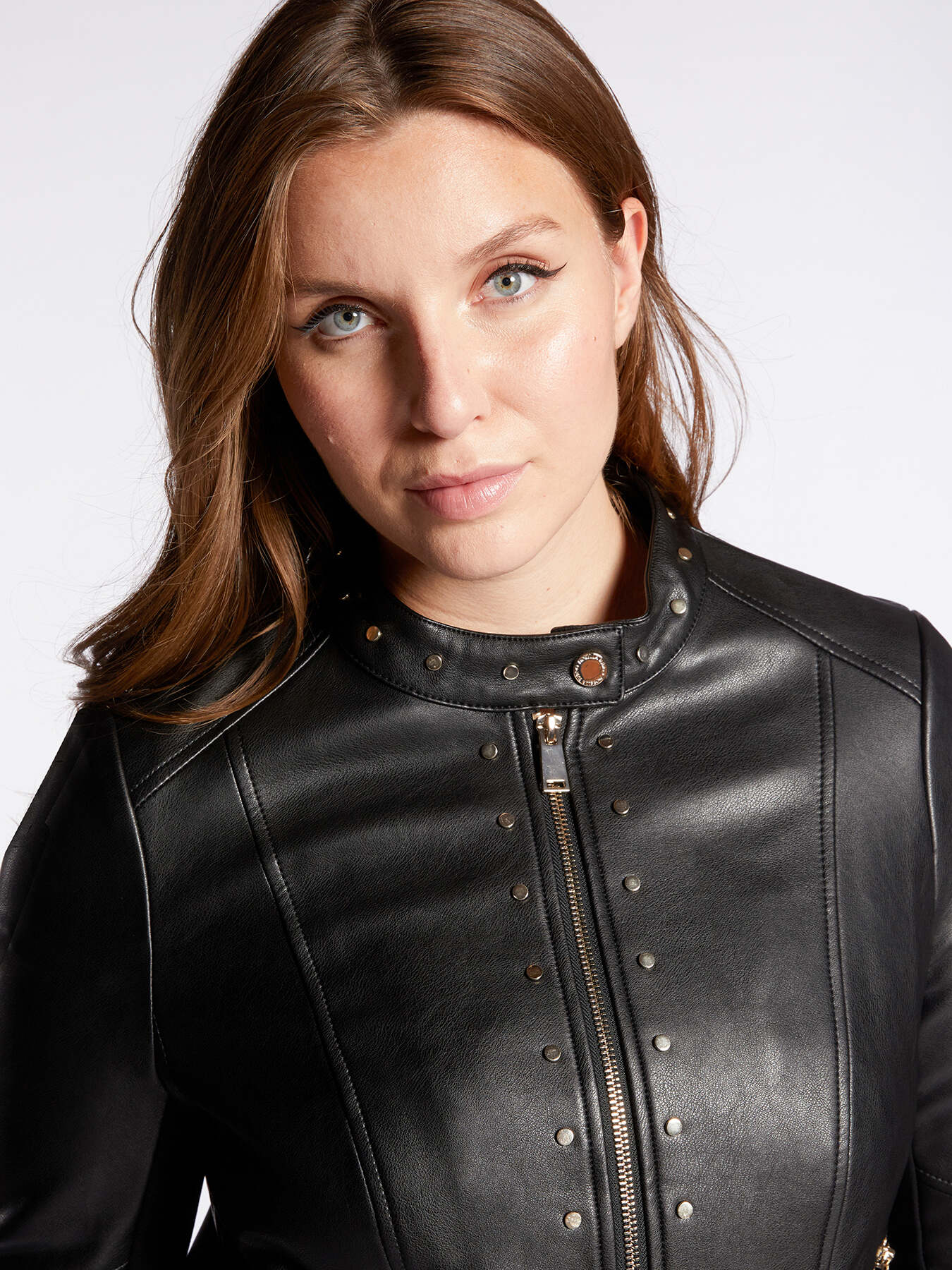 Giubbotto in similpelle con borchie image number 2