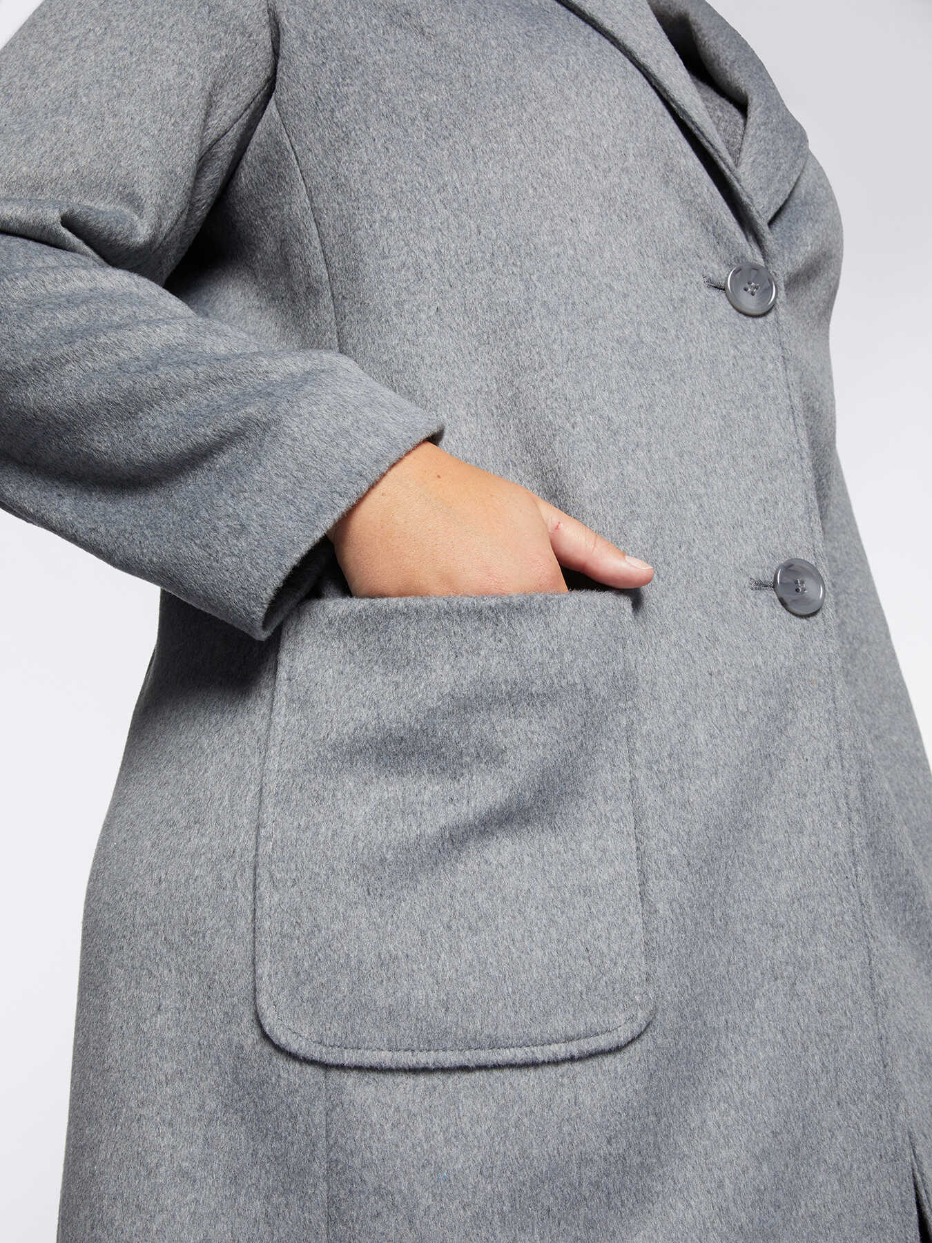 Abrigo largo con dos botones image number 2