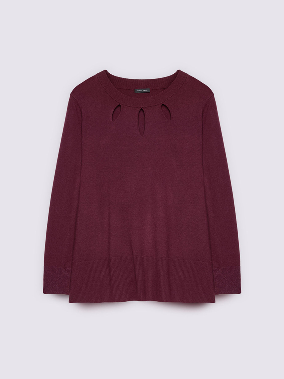 Pull avec d&eacute;tails d&eacute;coup&eacute;s sur l'encolure