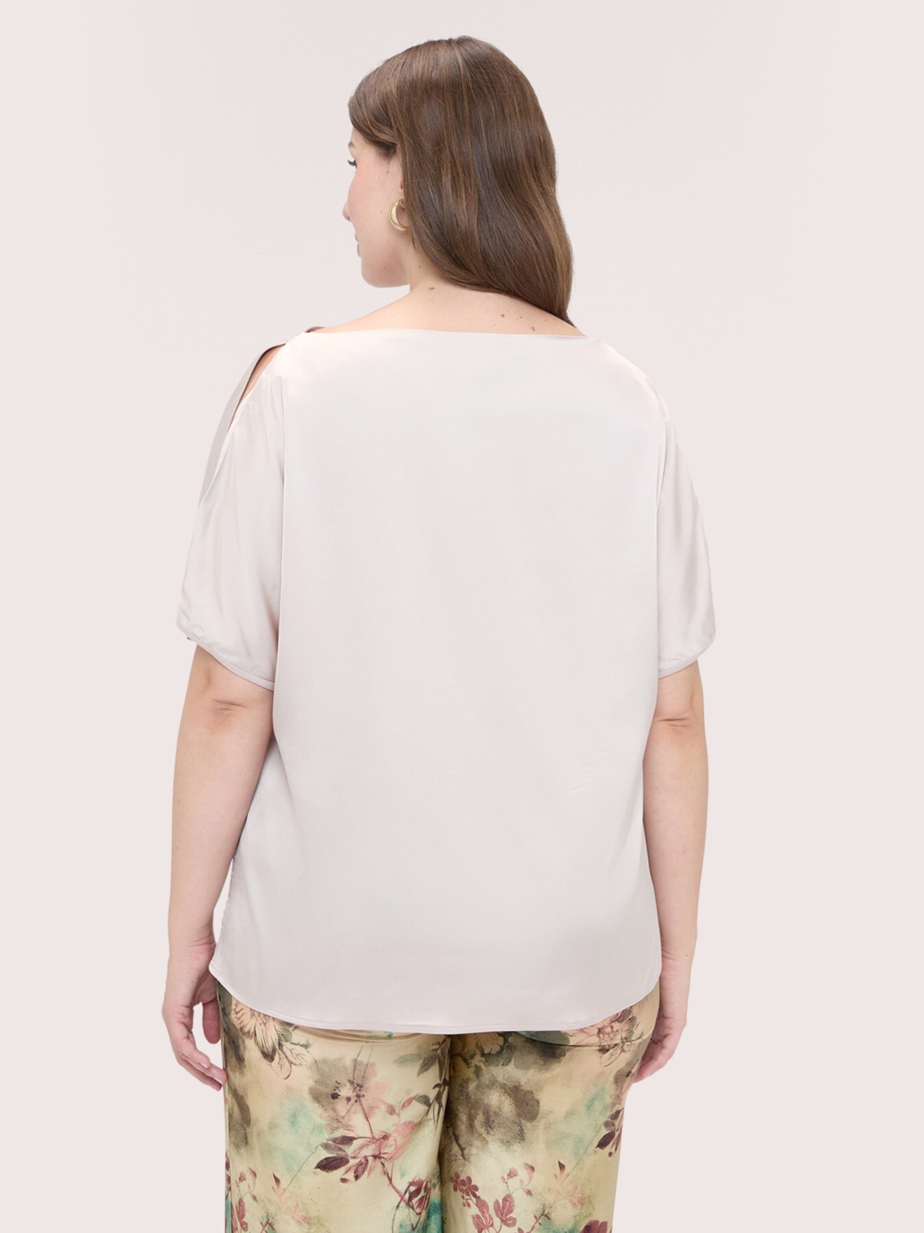 Blouse en satin avec encolure bateau et d&eacute;coupes image number 1
