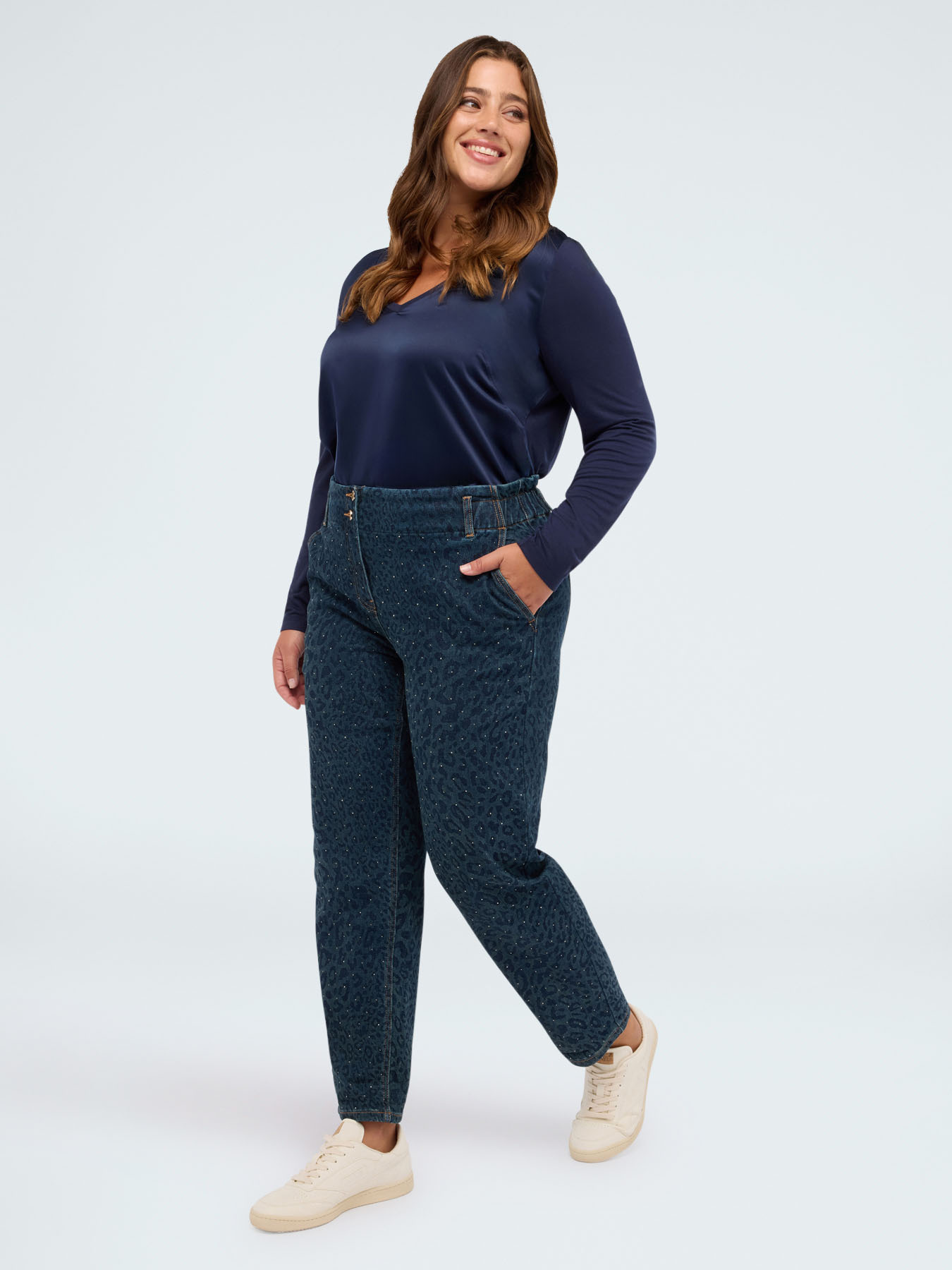 Two-material V-neck T-shirt with long sleeves image number 2