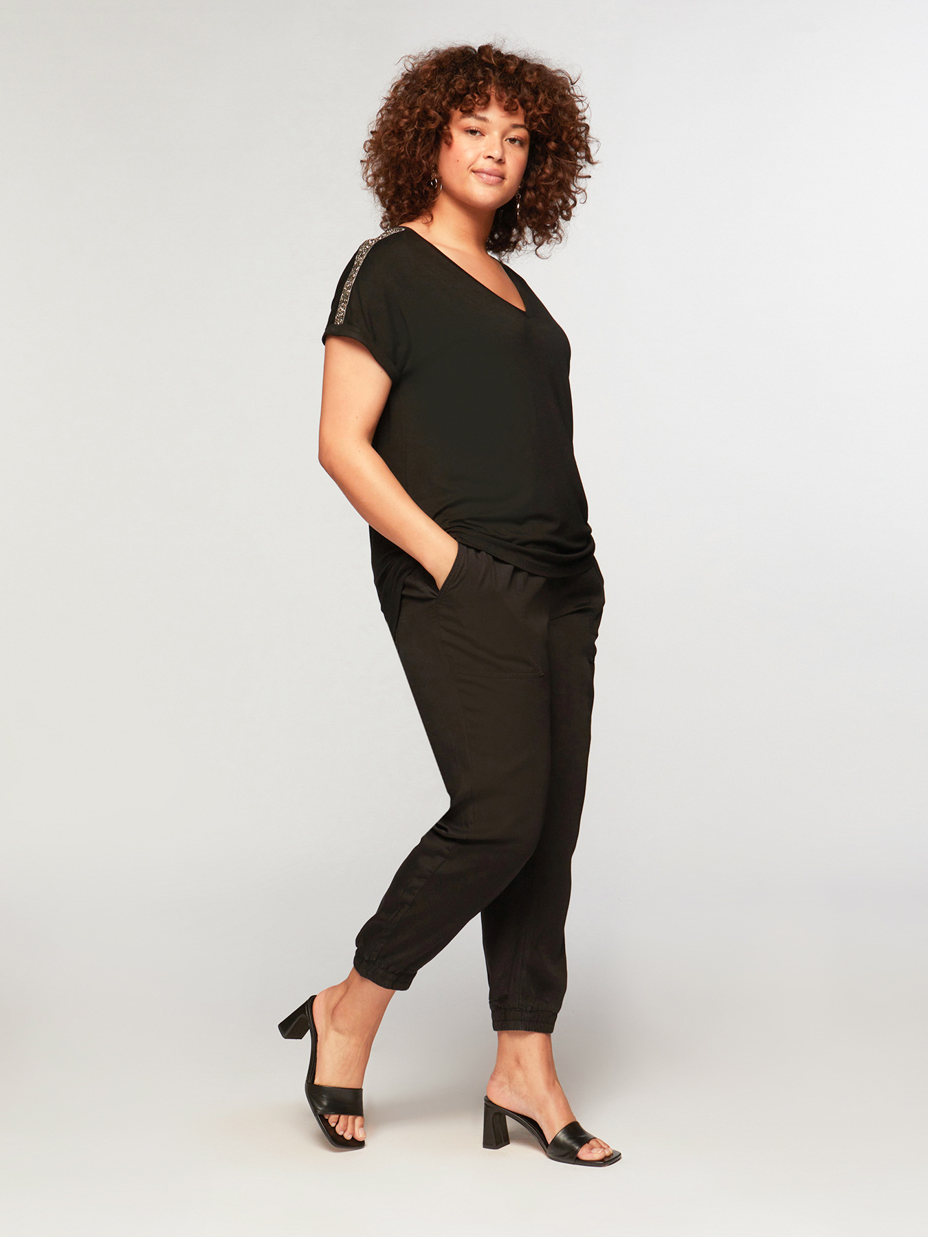 T-shirt avec bord brod&eacute; image number 2