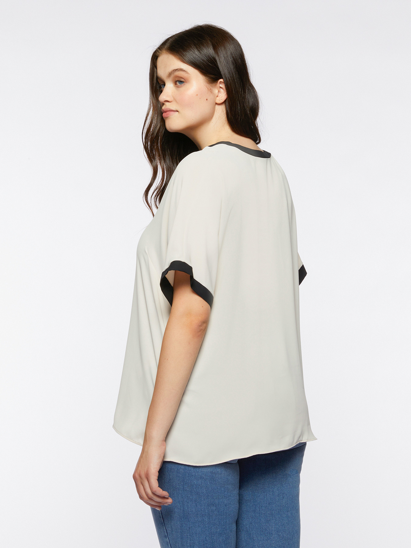 Blusa in georgette con bordi neri image number 1