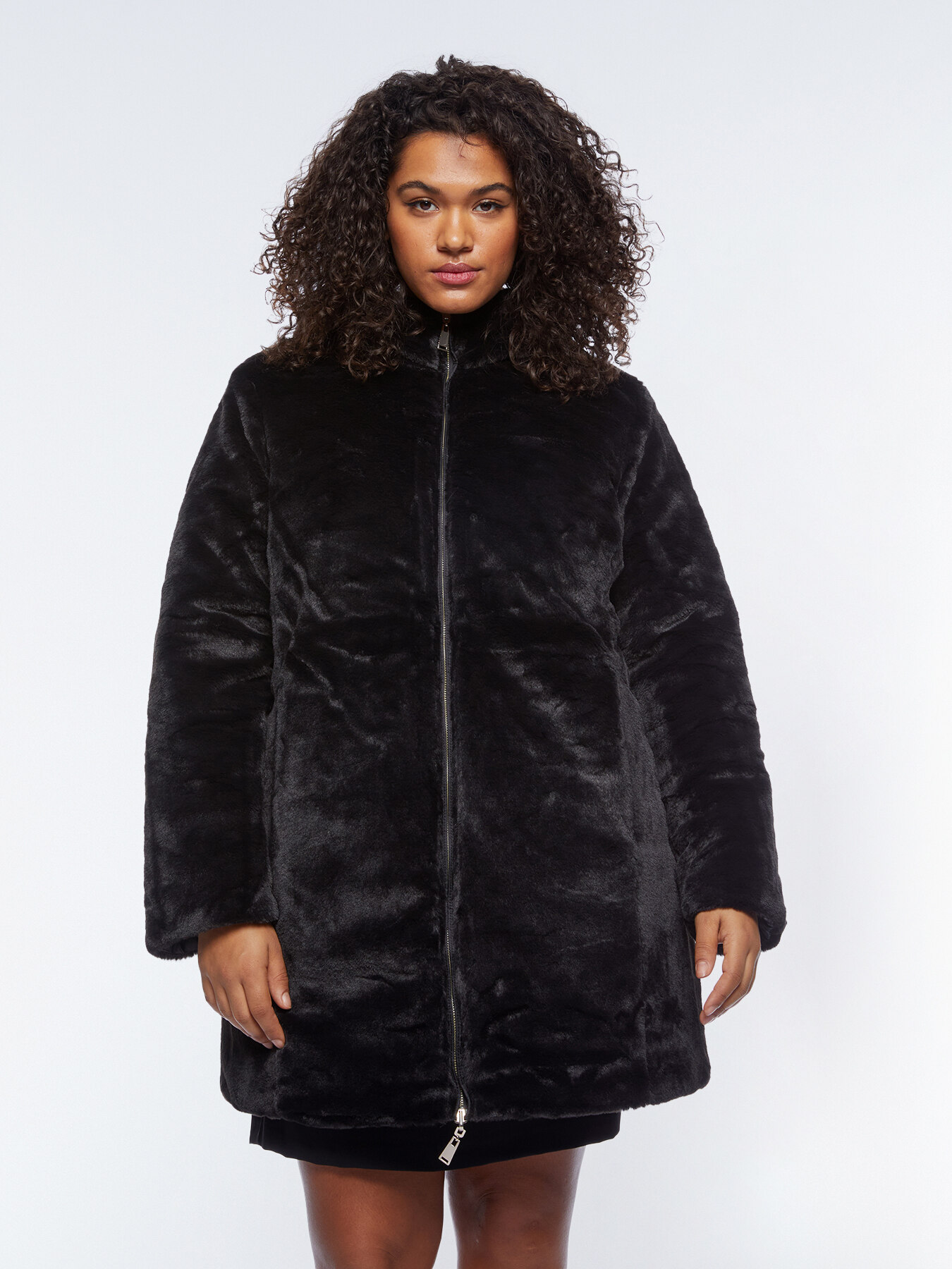 Beidseitig tragbare Daunenjacke aus Nylon und Pl&uuml;sch image number 2