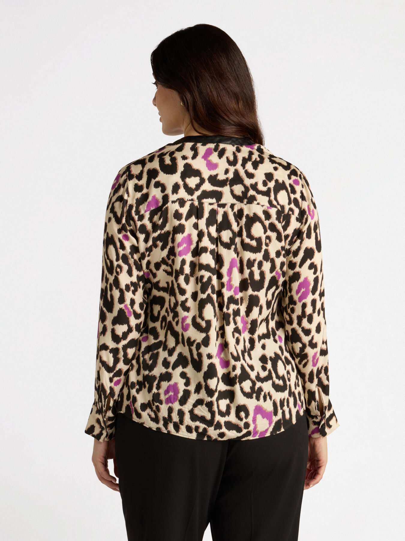 Leopard print V-neck shirt image number 2