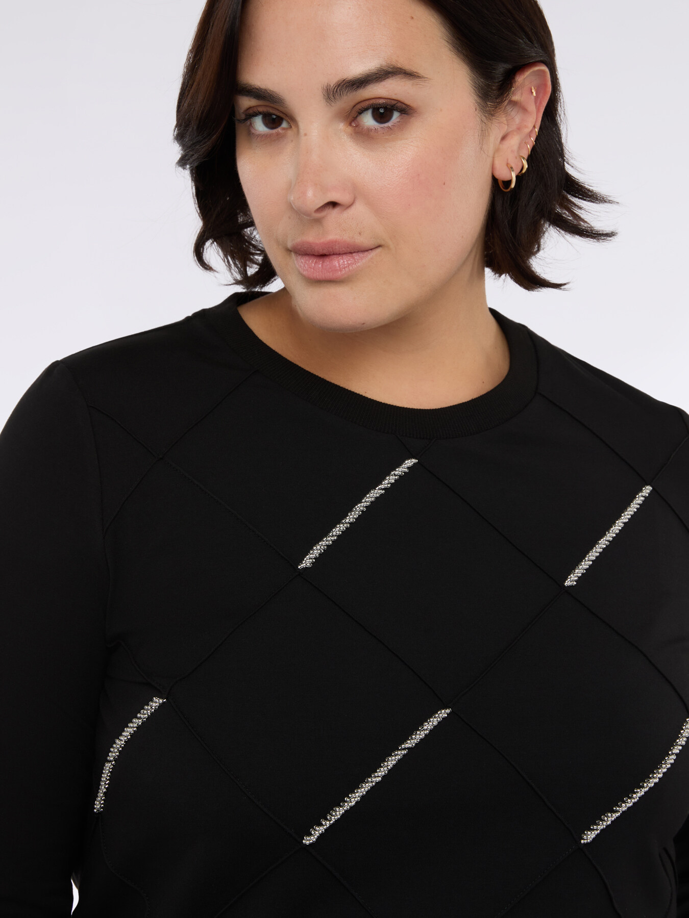 Sudadera con trabajo de rombos y perlas image number 3