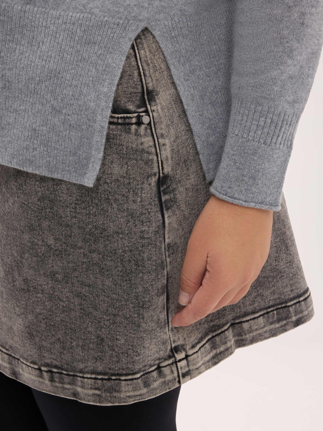 100% cashmere crew-neck sweater image number 3