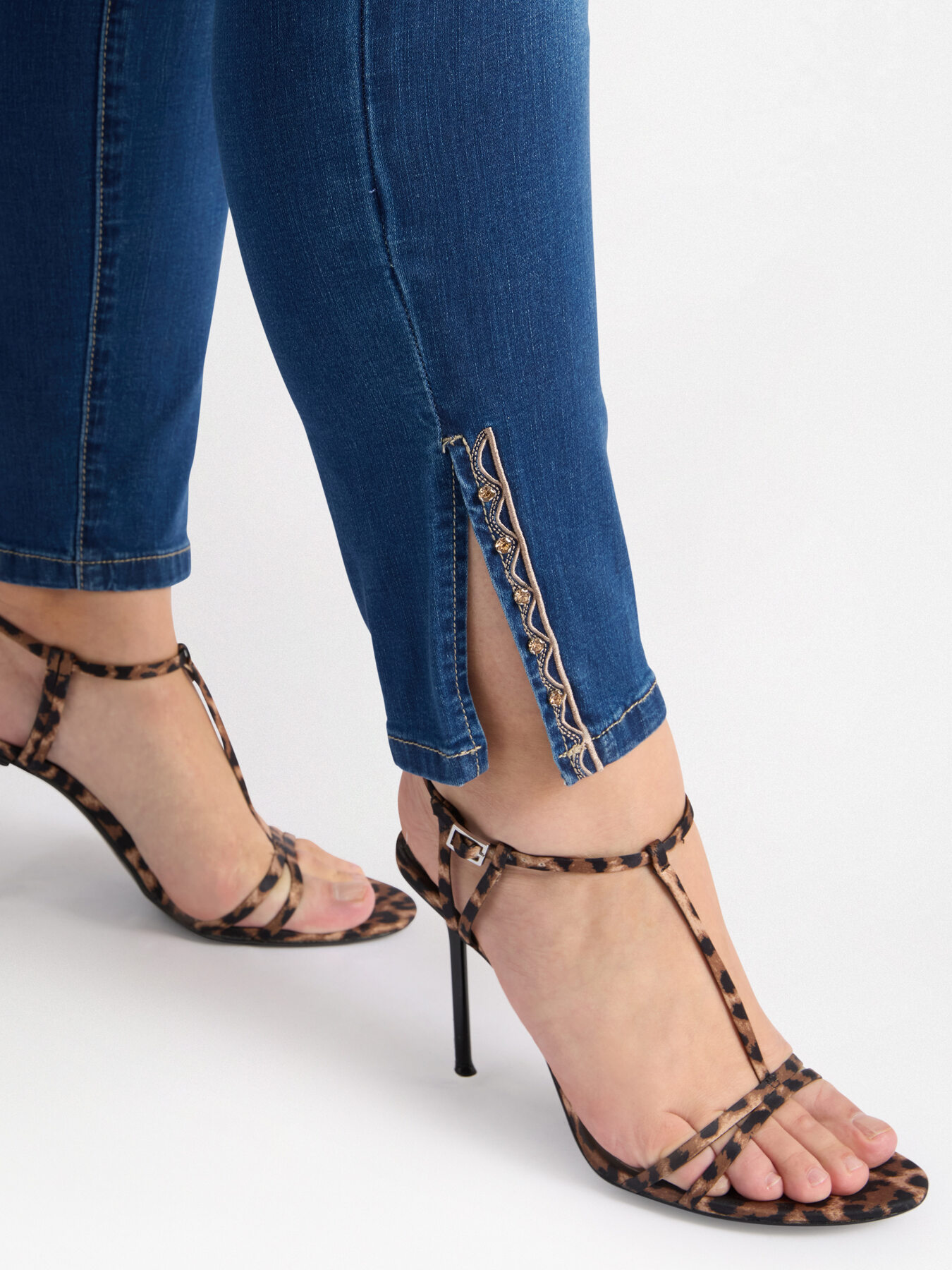 Jeggings con spacco e ricamo image number 3