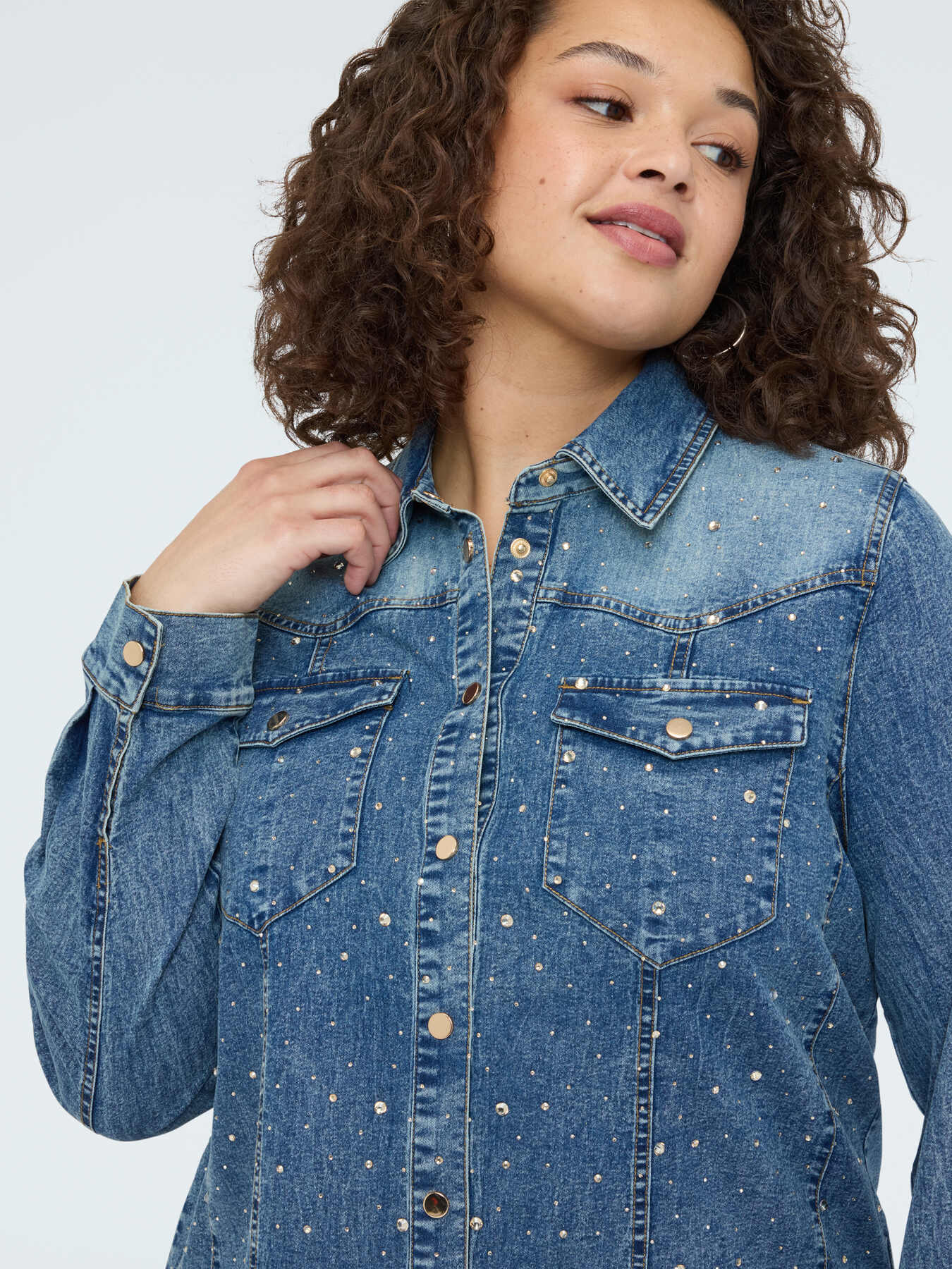 Chemise en denim avec points lumineux image number 3