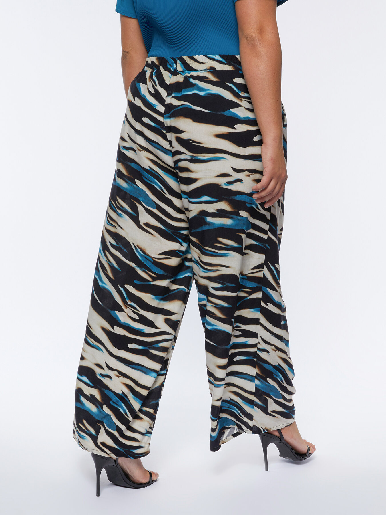 Pantalones rectos estampados image number 2